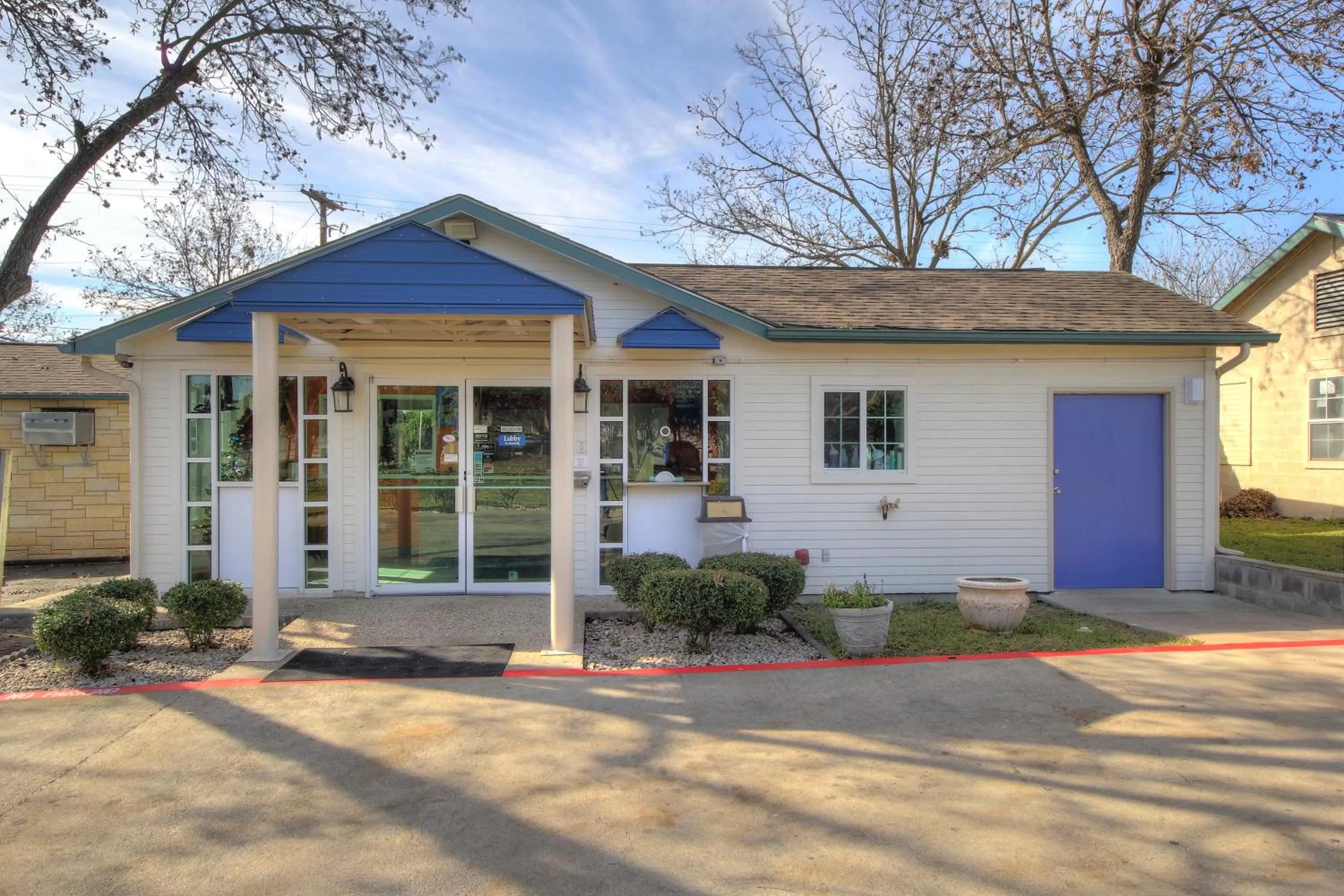 Property building in Motel 6-Kerrville, TX