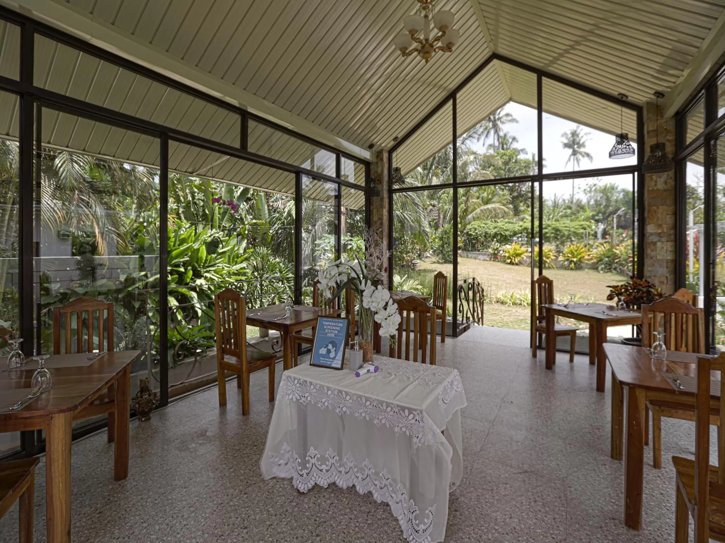 Restaurant/Places to Eat in OYO 784 Laura's Garden Resort