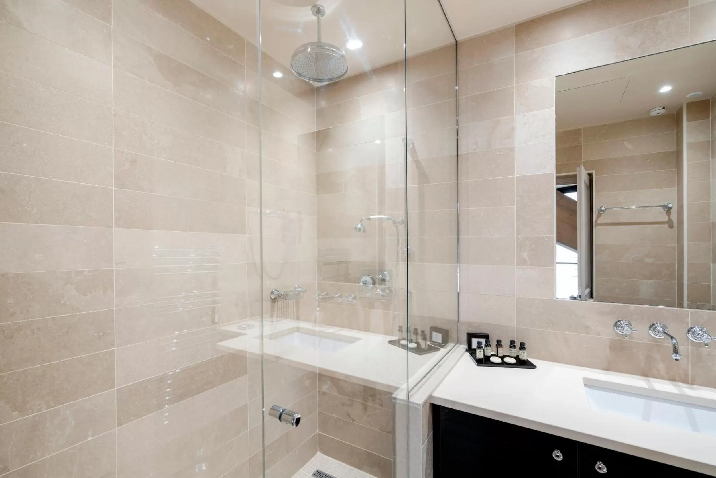 Shower in Hôtel Le Presbytère