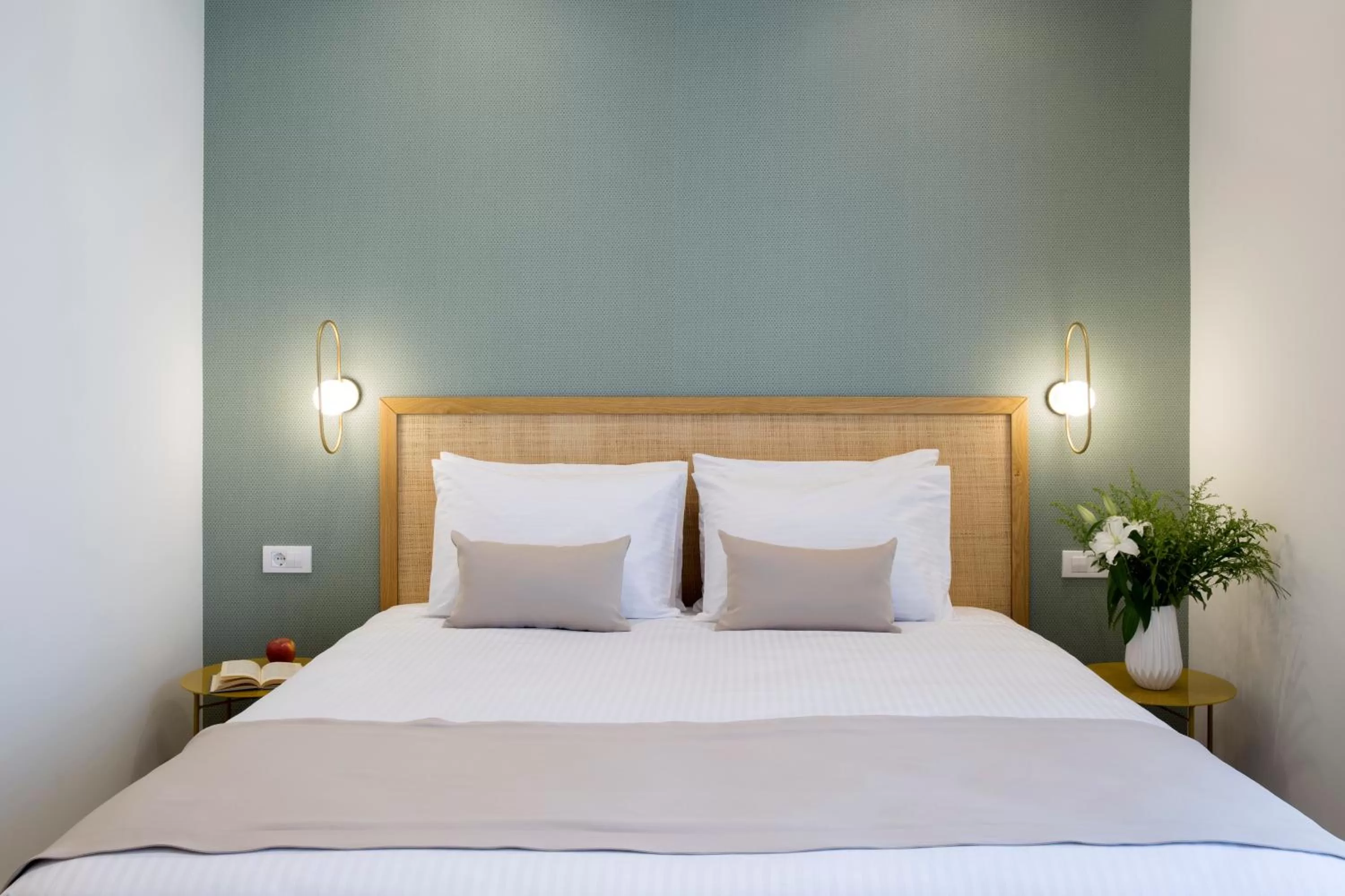 Bed in Hypnos Inn Athens