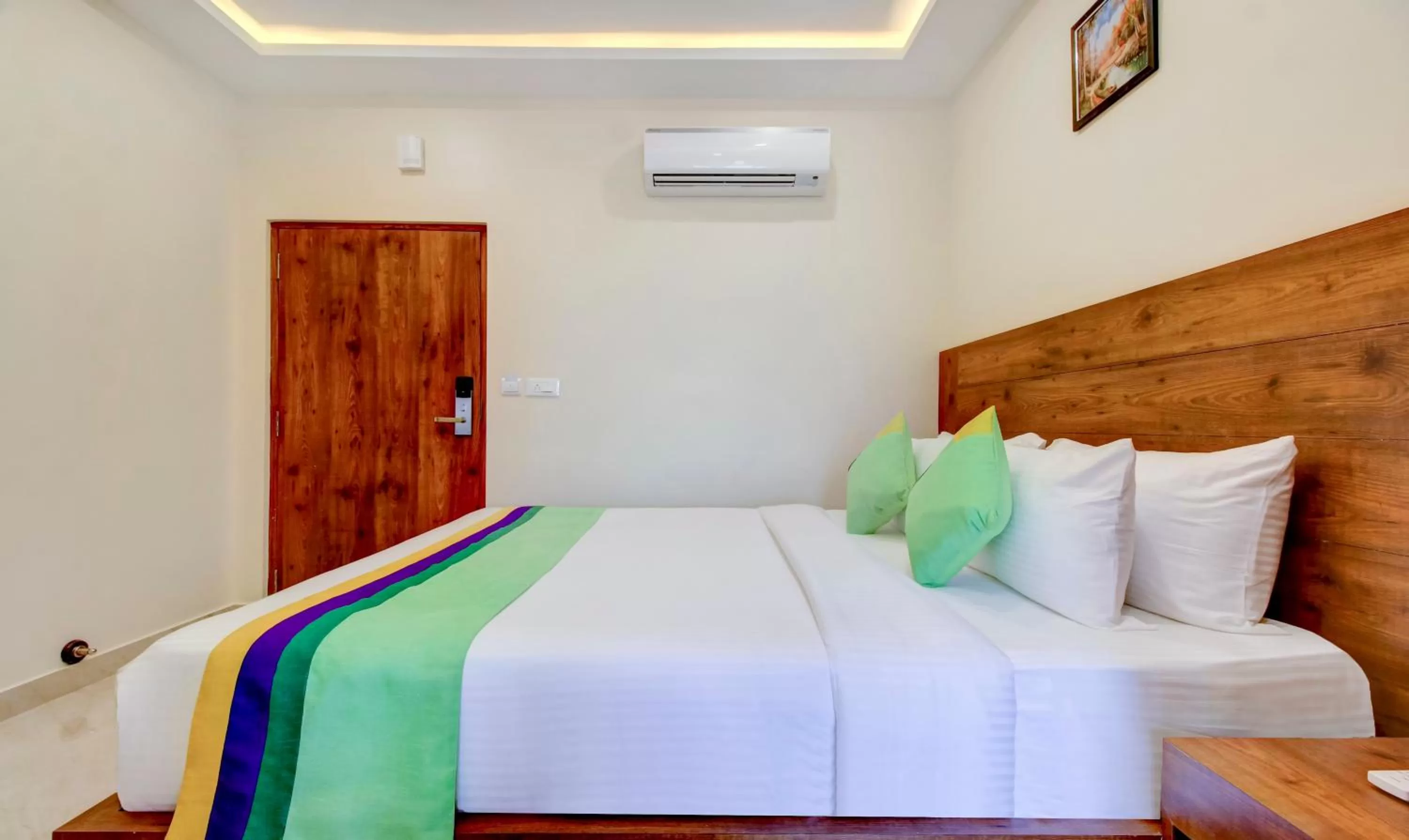Bedroom, Bed in Treebo The Meridian, 10 Mins To Mahatma Gandhi Park