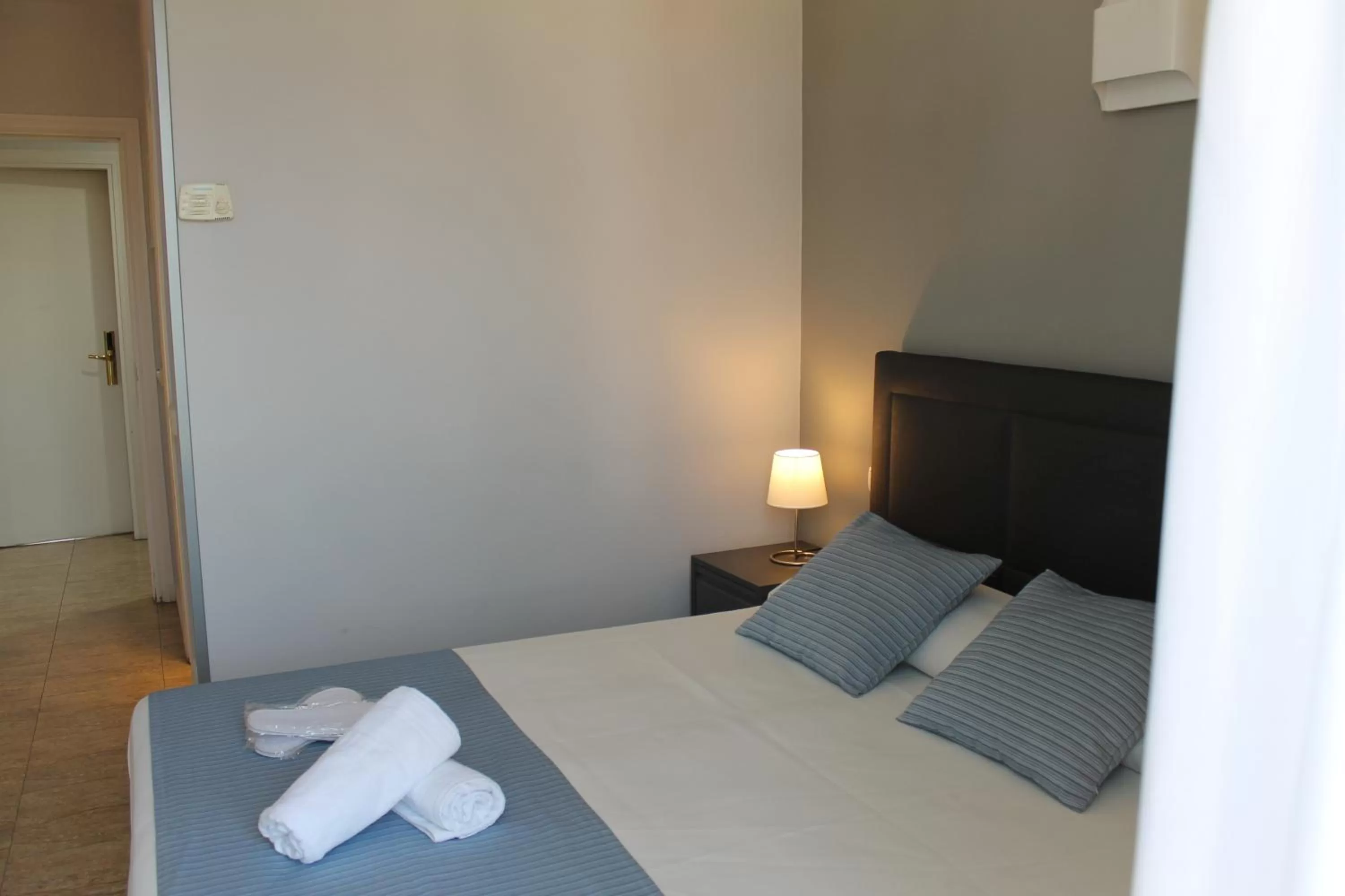 Bed in Hotel Barajas Plaza