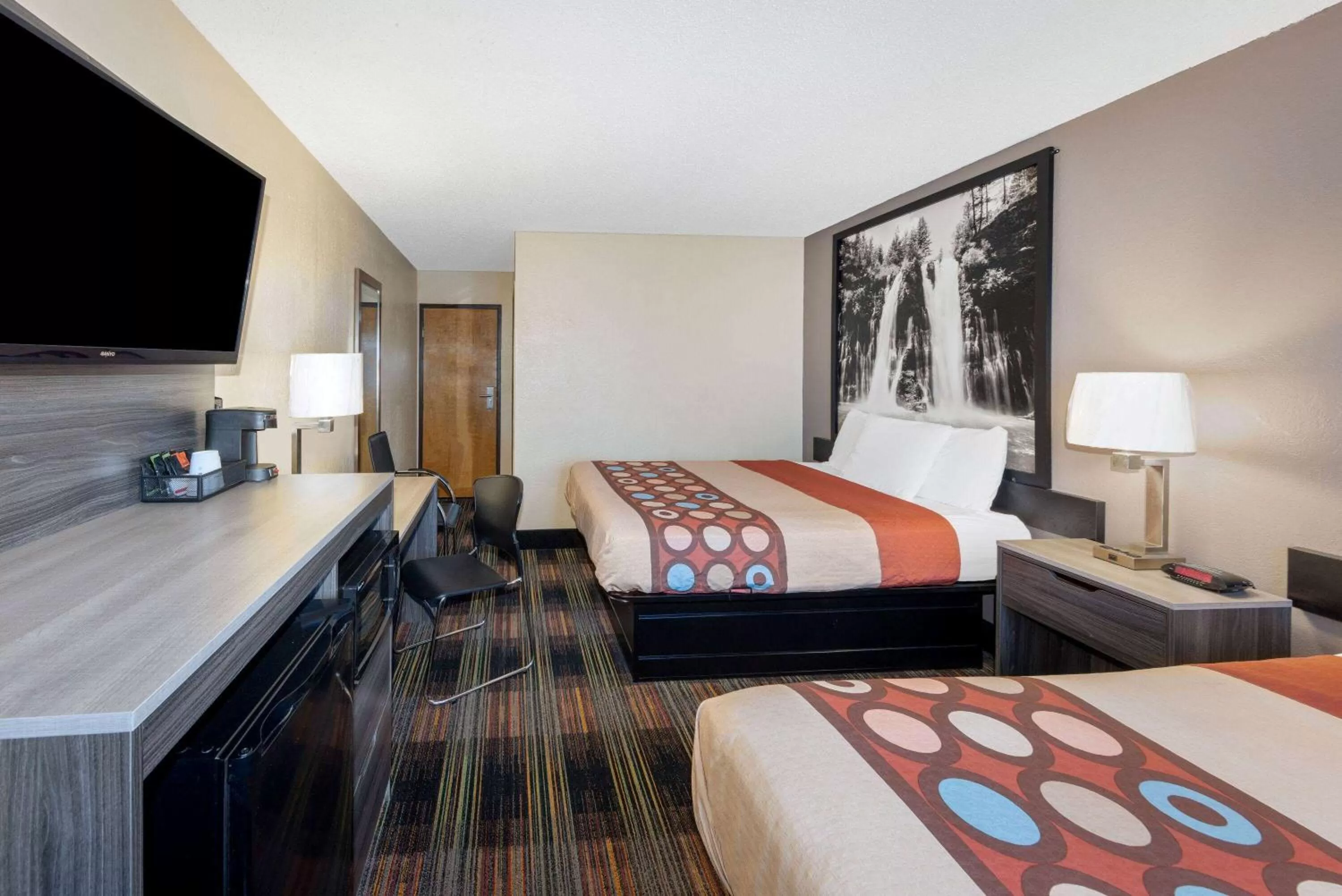 Bedroom, Bed in Super 8 by Wyndham Kansas City at Barry Road/Airport