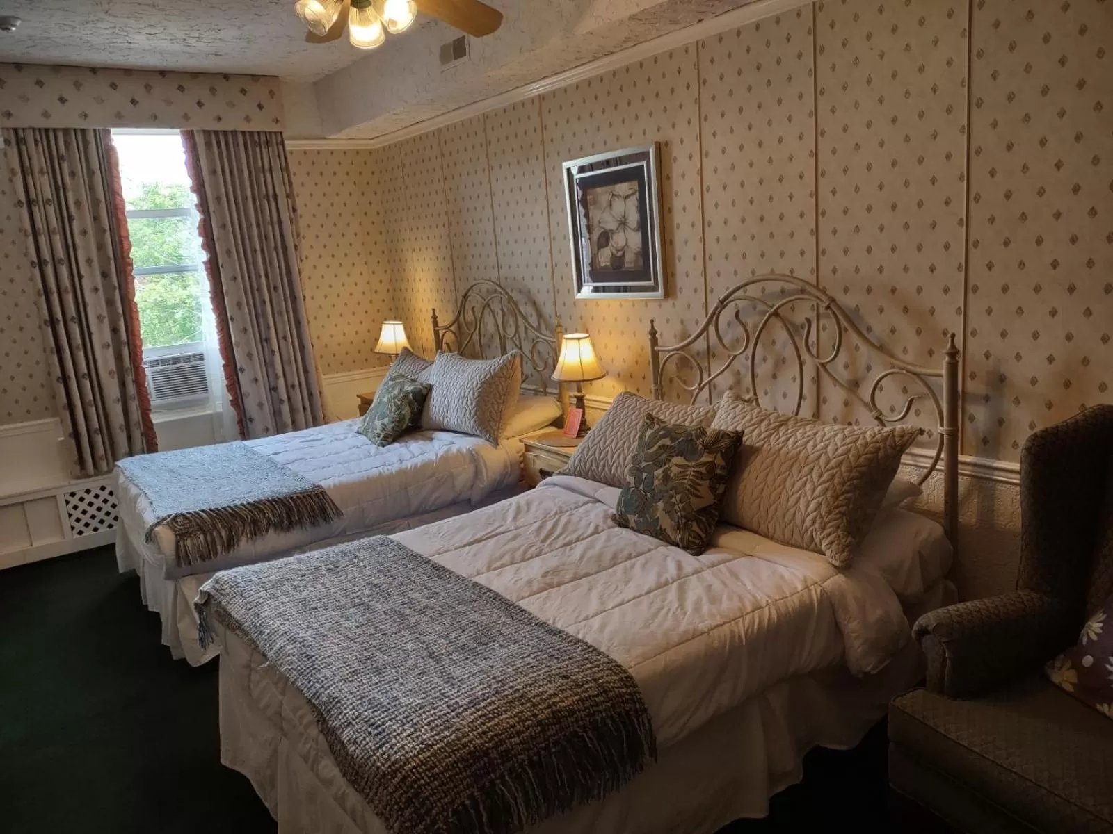 Photo of the whole room, Bed in The King George Inn