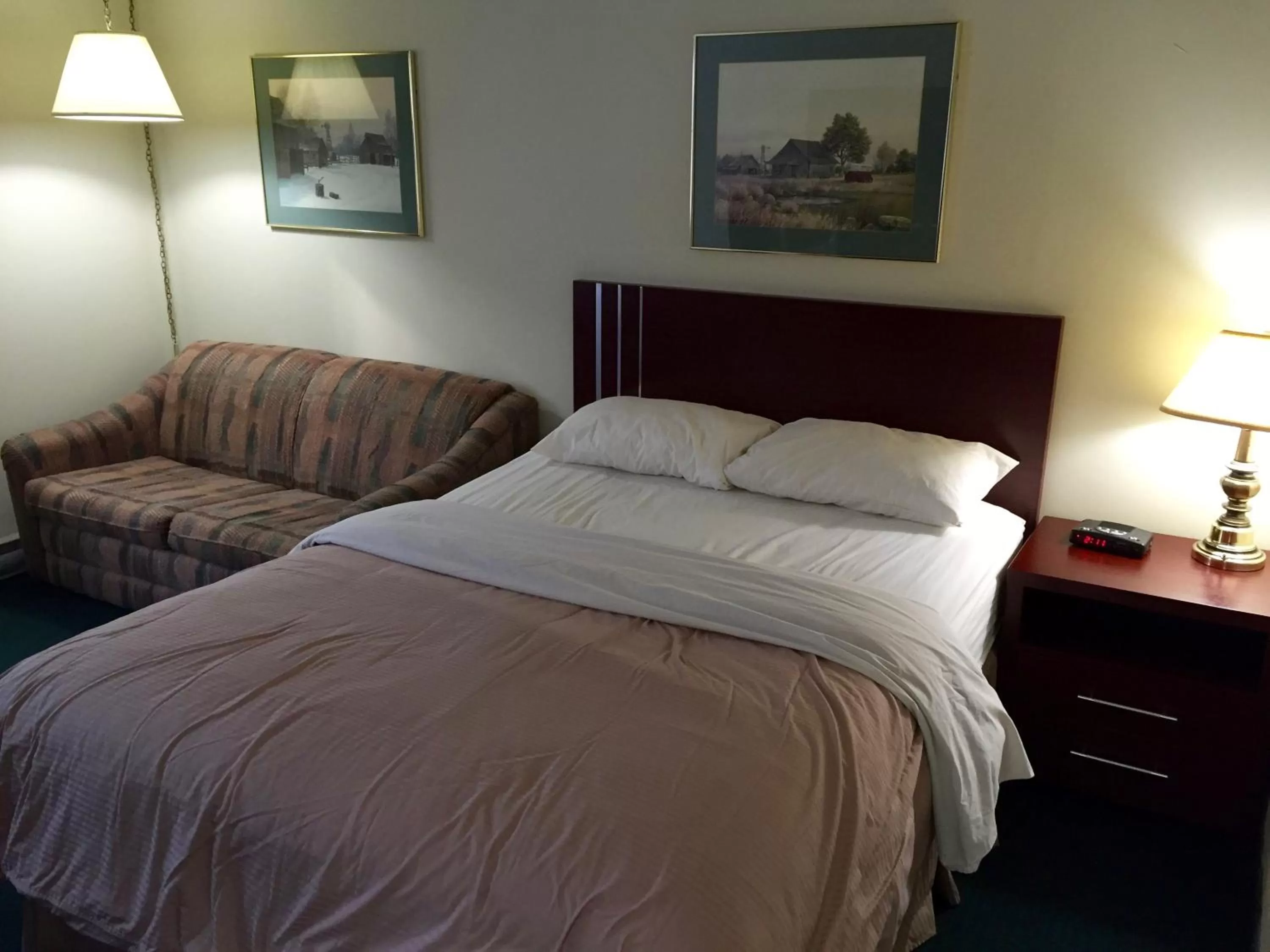 Photo of the whole room, Bed in Colonial Inn
