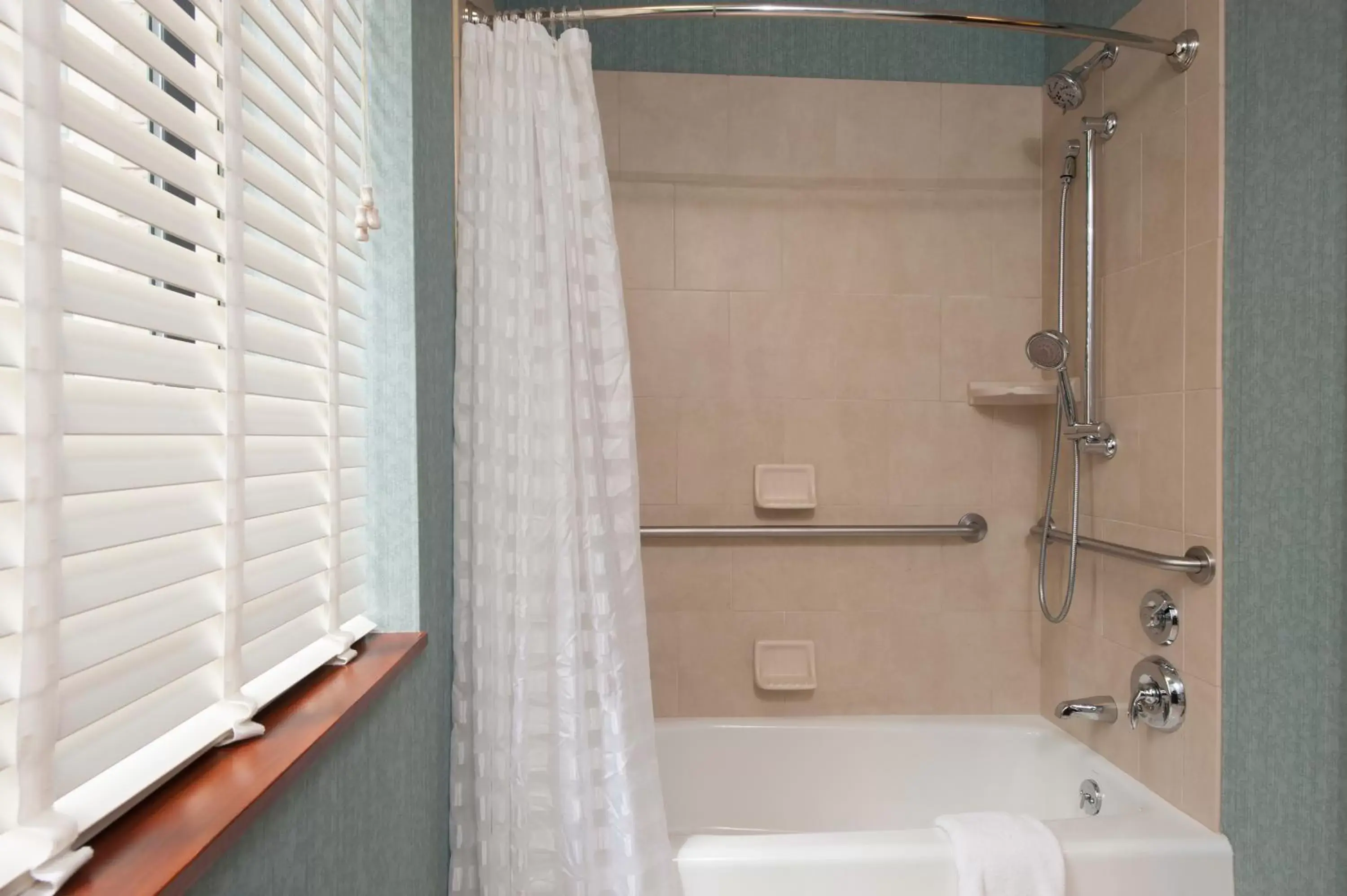 Queen Room with Two Queen Beds and Accessible Tub - Disability Access in Hyatt Place Des Moines Downtown Queen Room with Two Queen Beds and Accessible Tub - Disability Access in Hyatt Place Des Moines Downtown