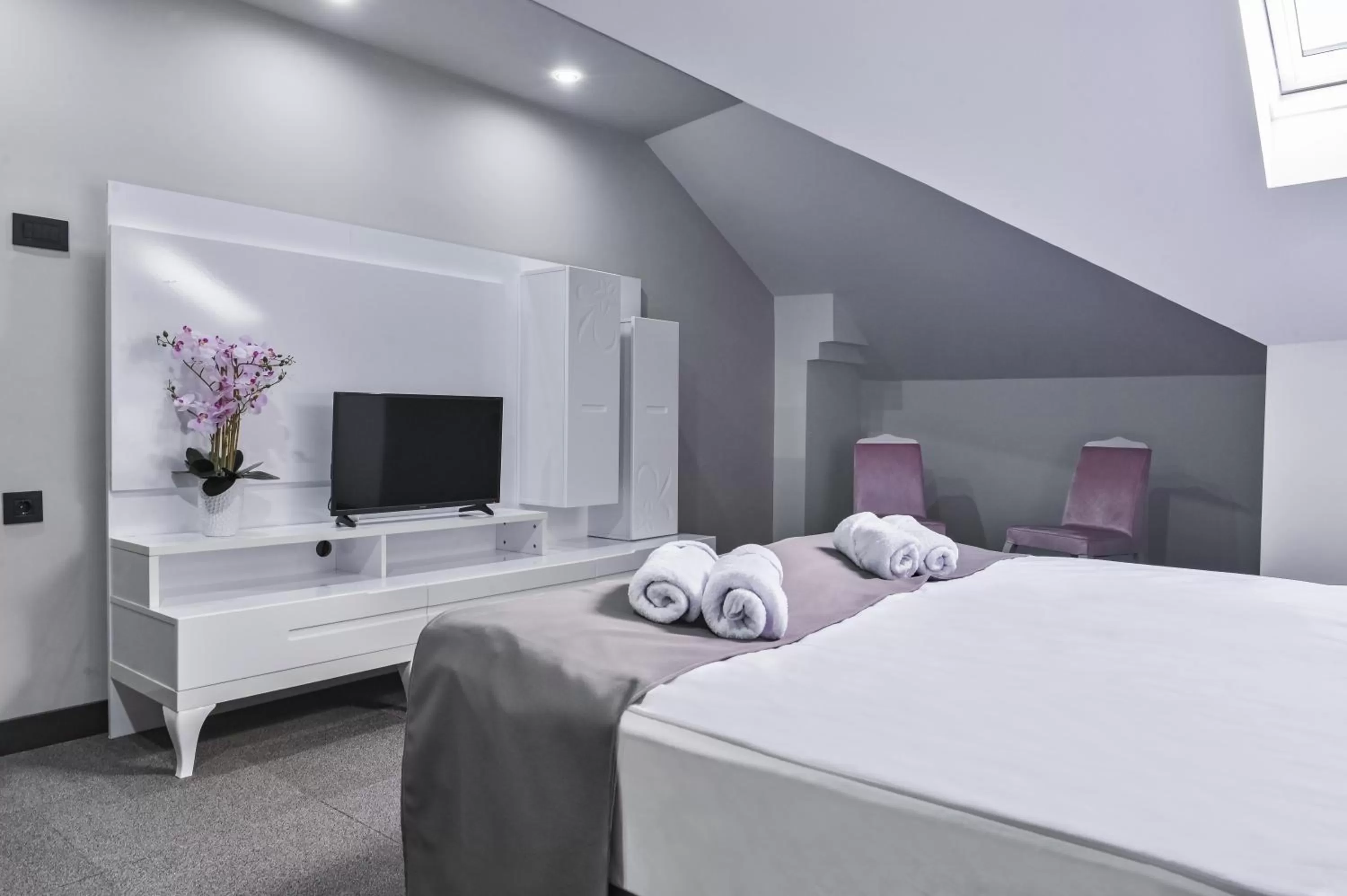 TV and multimedia, Bed in Garni Hotel Aline