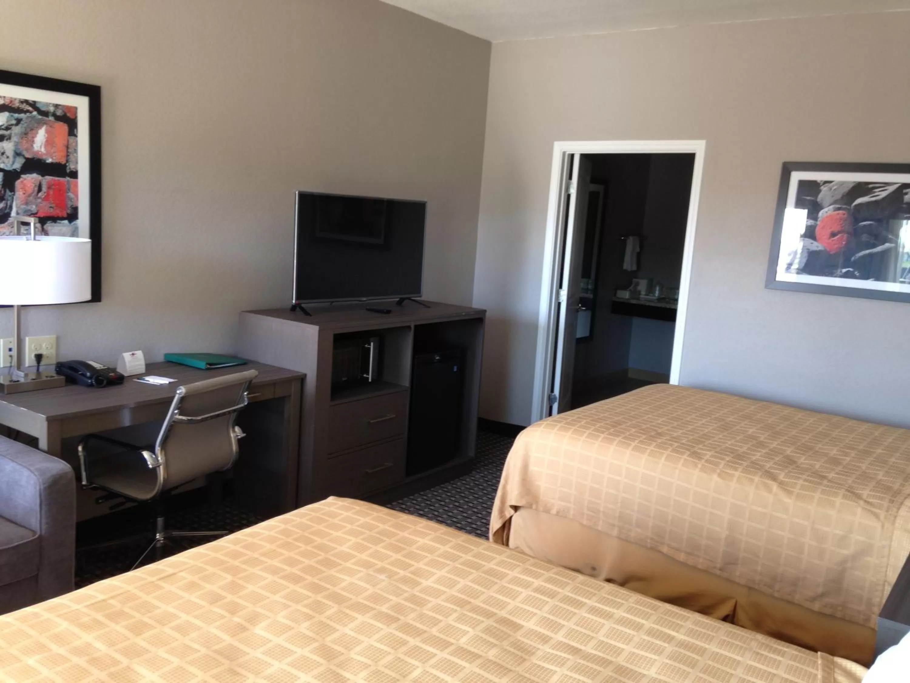 Photo of the whole room, Bed in Scottish Inn & Suites Cotulla, TX