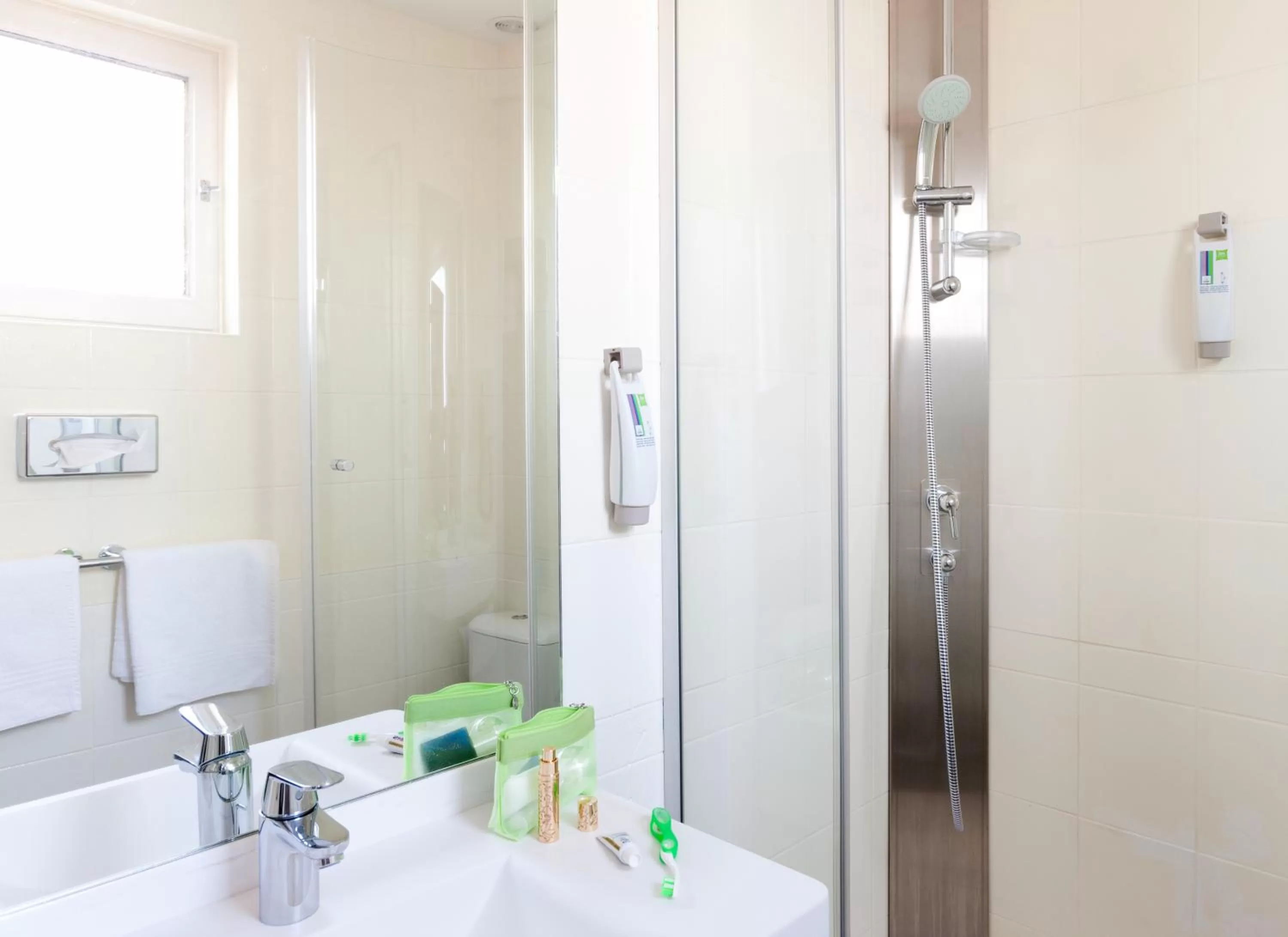 Bathroom in ibis Styles Roanne Centre Gare