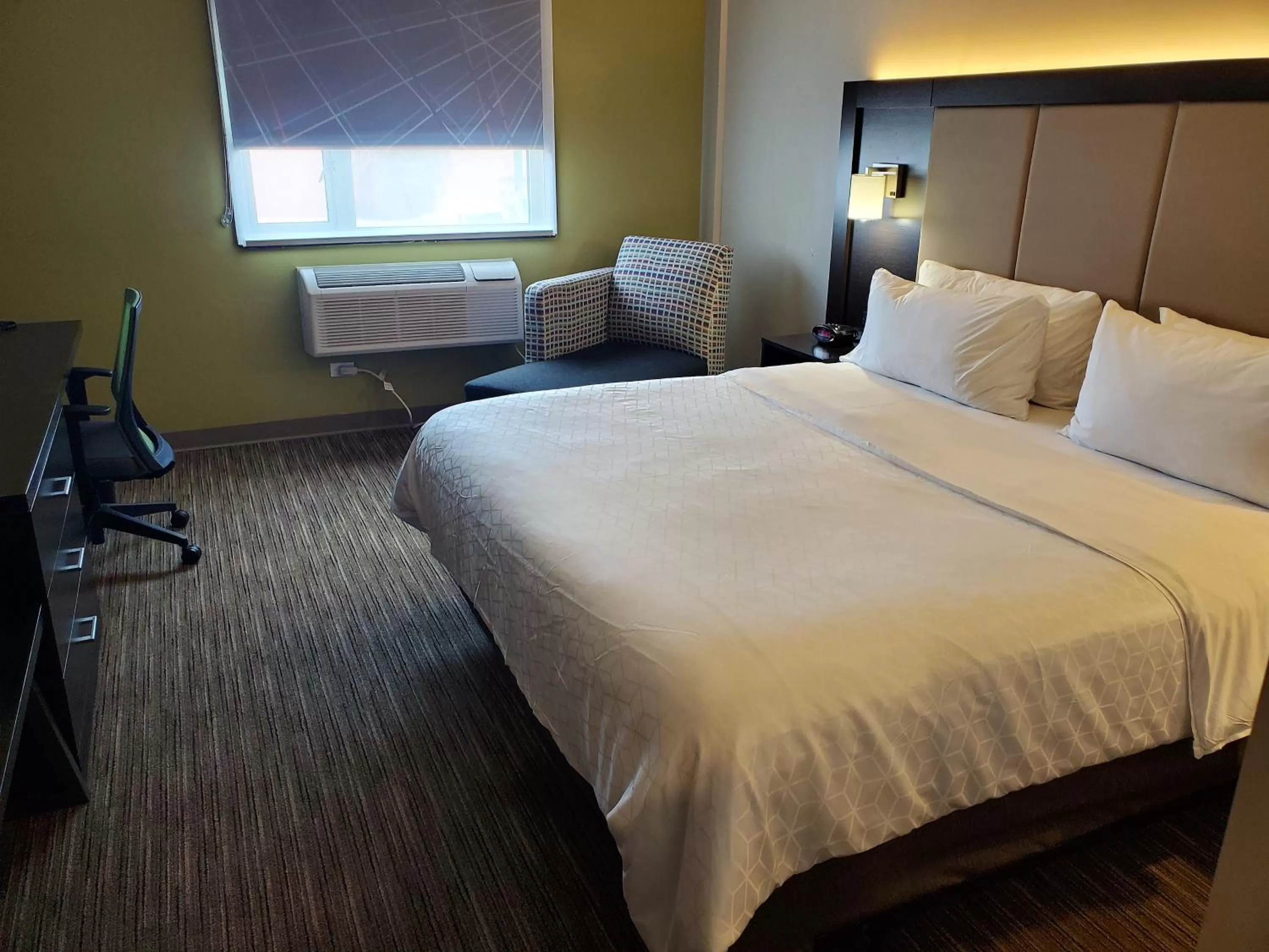 Photo of the whole room, Bed in Holiday Inn Express Maspeth by IHG