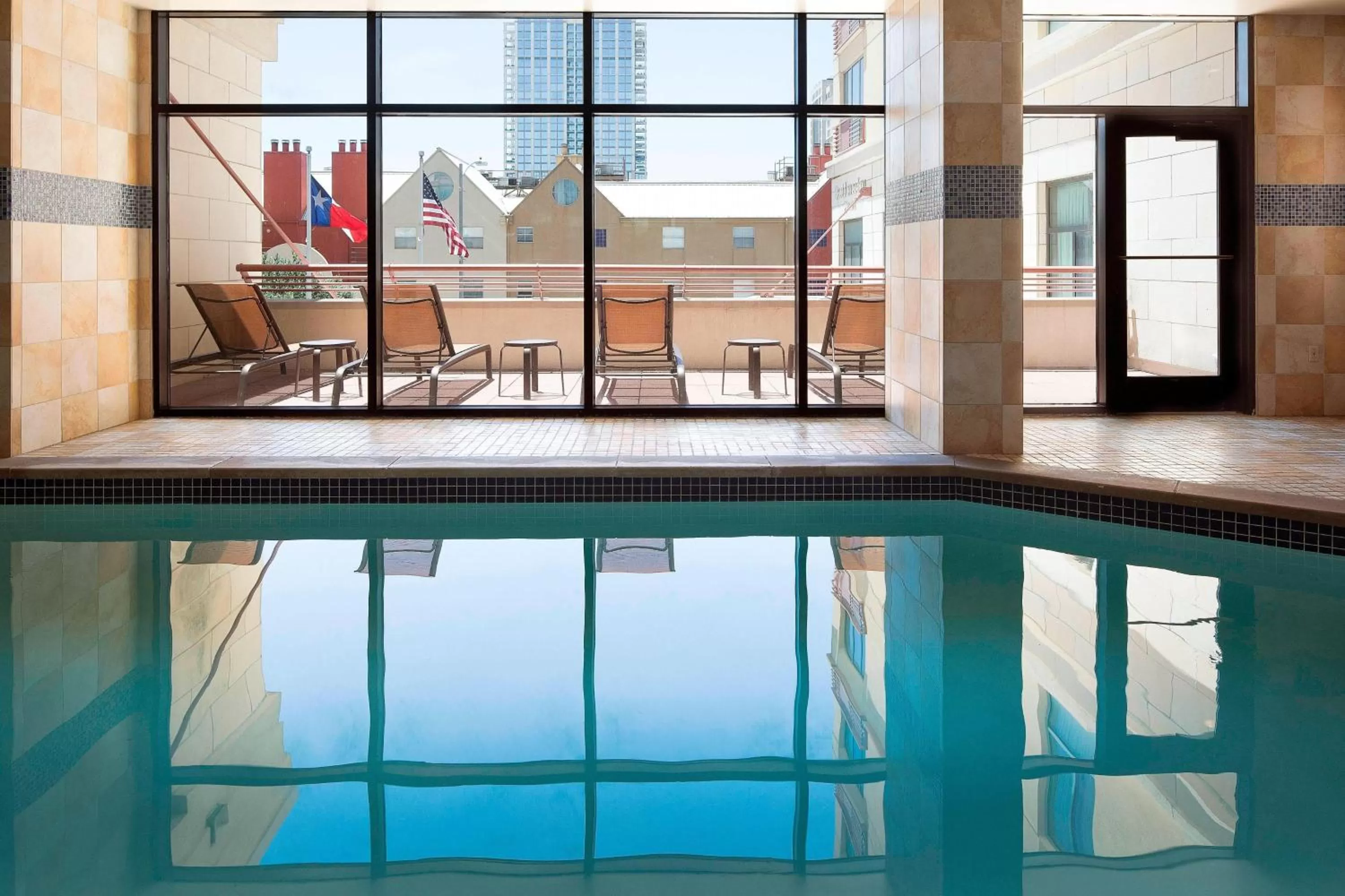 Swimming pool in Courtyard Austin Downtown/Convention Center