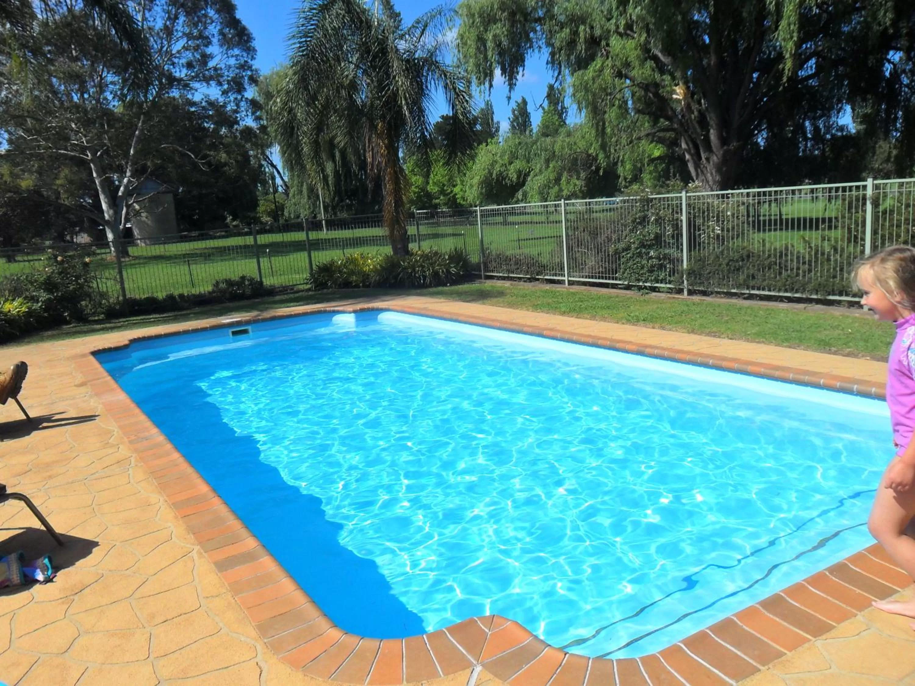 Swimming pool in Moruya Motel