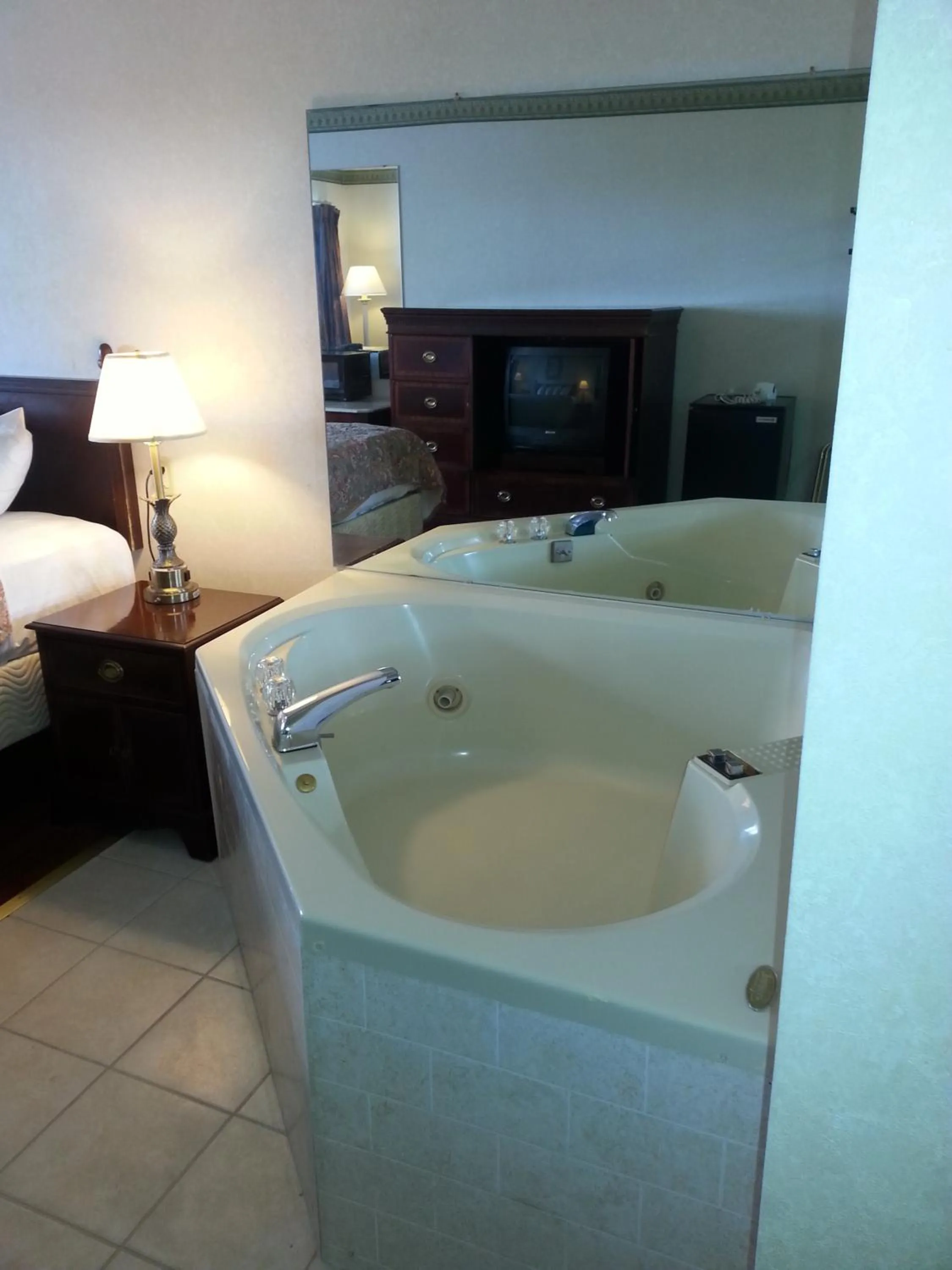 Hot Tub, Bed in Days Inn by Wyndham Maumee/Toledo