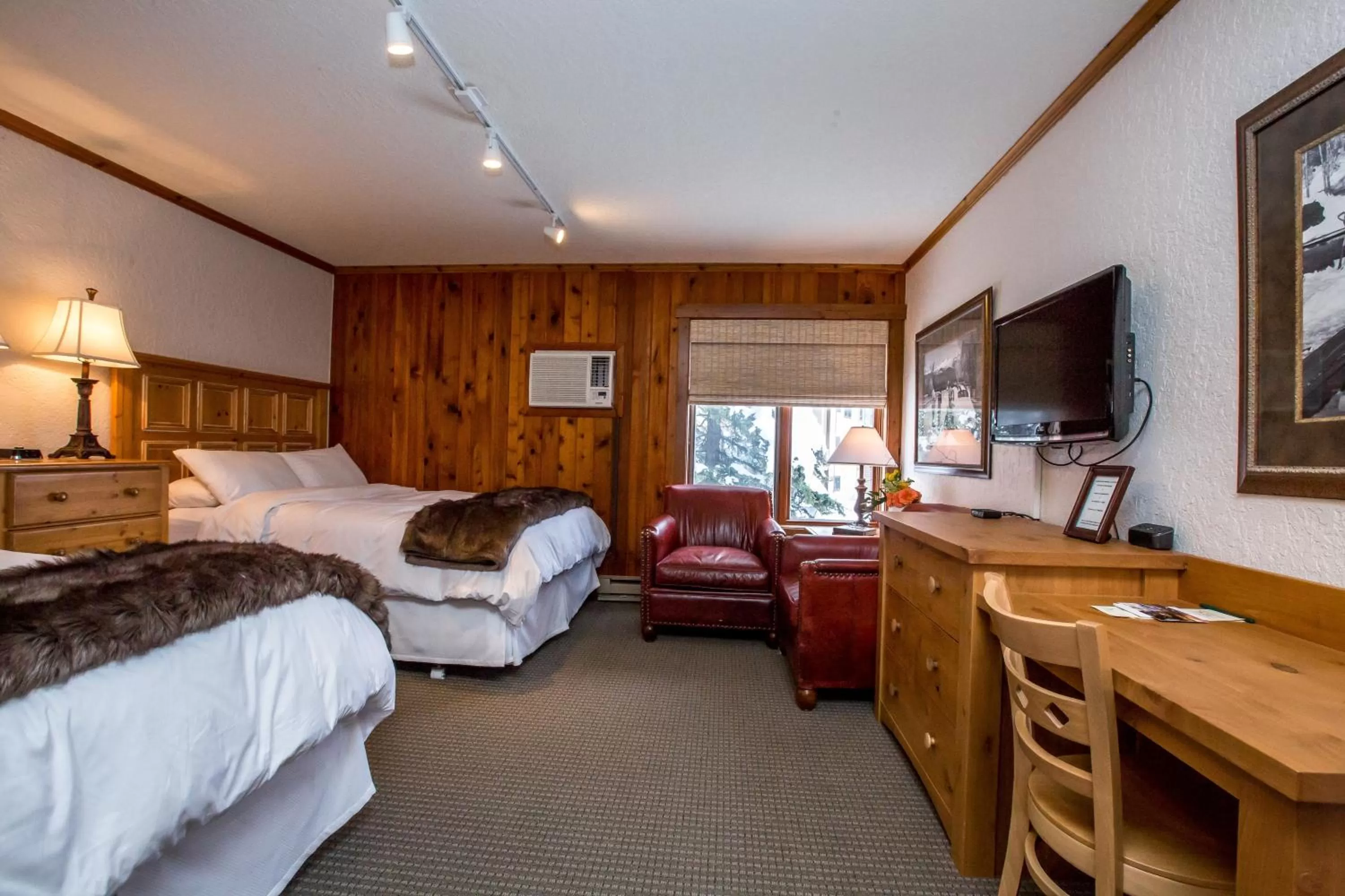 Photo of the whole room, Bed in Kandahar Lodge at Whitefish Mountain Resort
