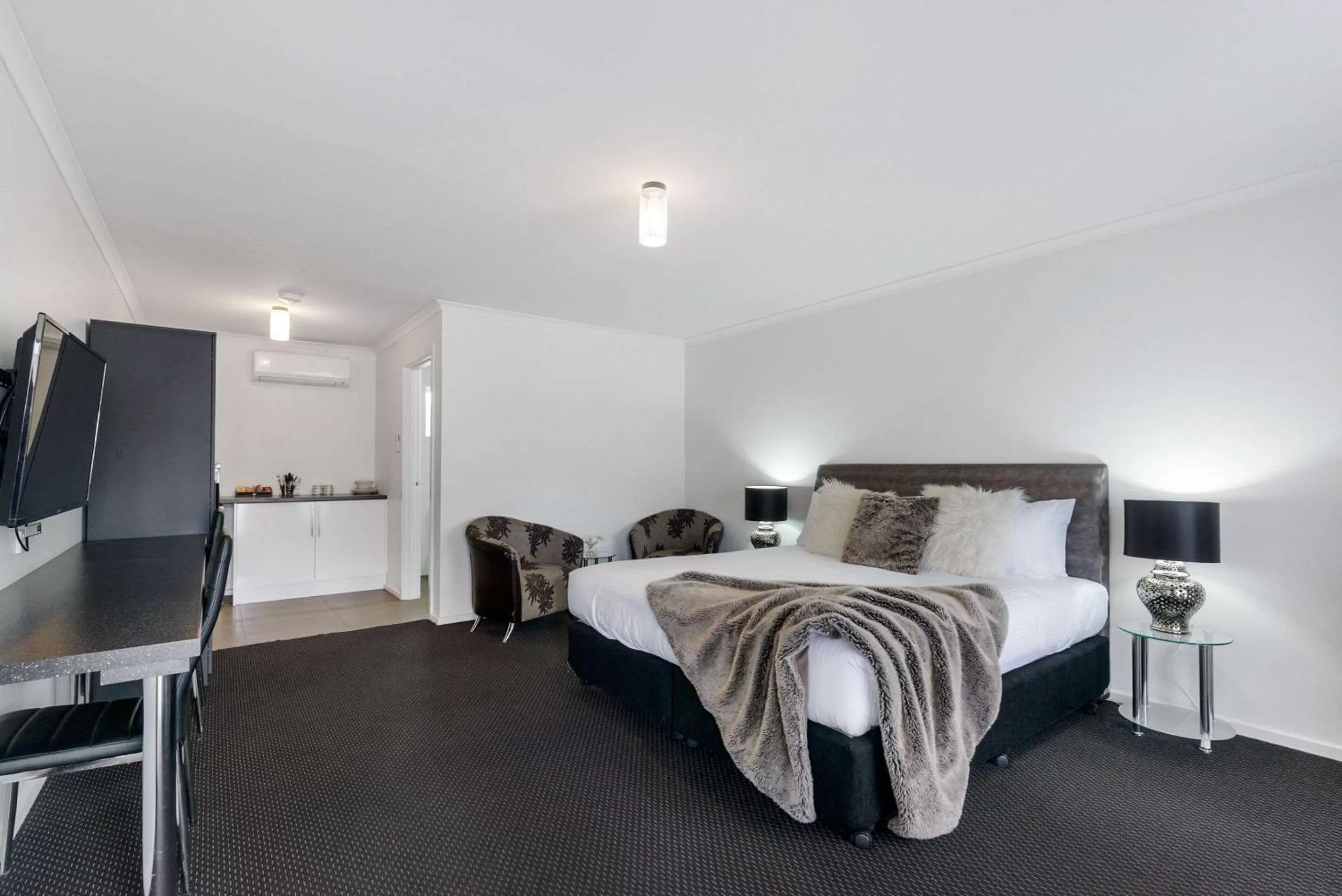 Photo of the whole room, Bed in Comfort Inn Flinders on Main