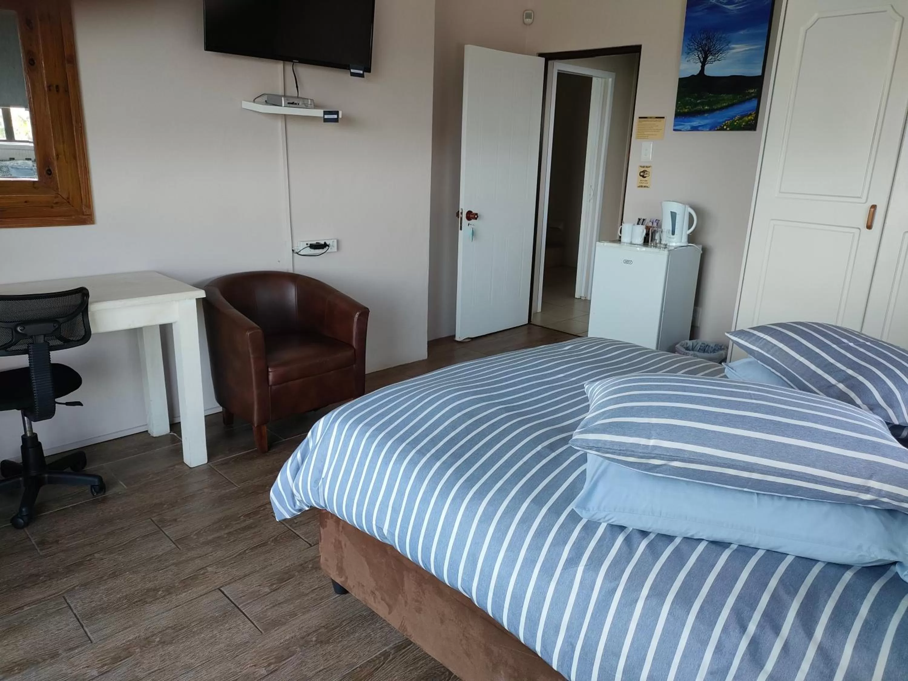 Photo of the whole room, Bed in Cove View B&B