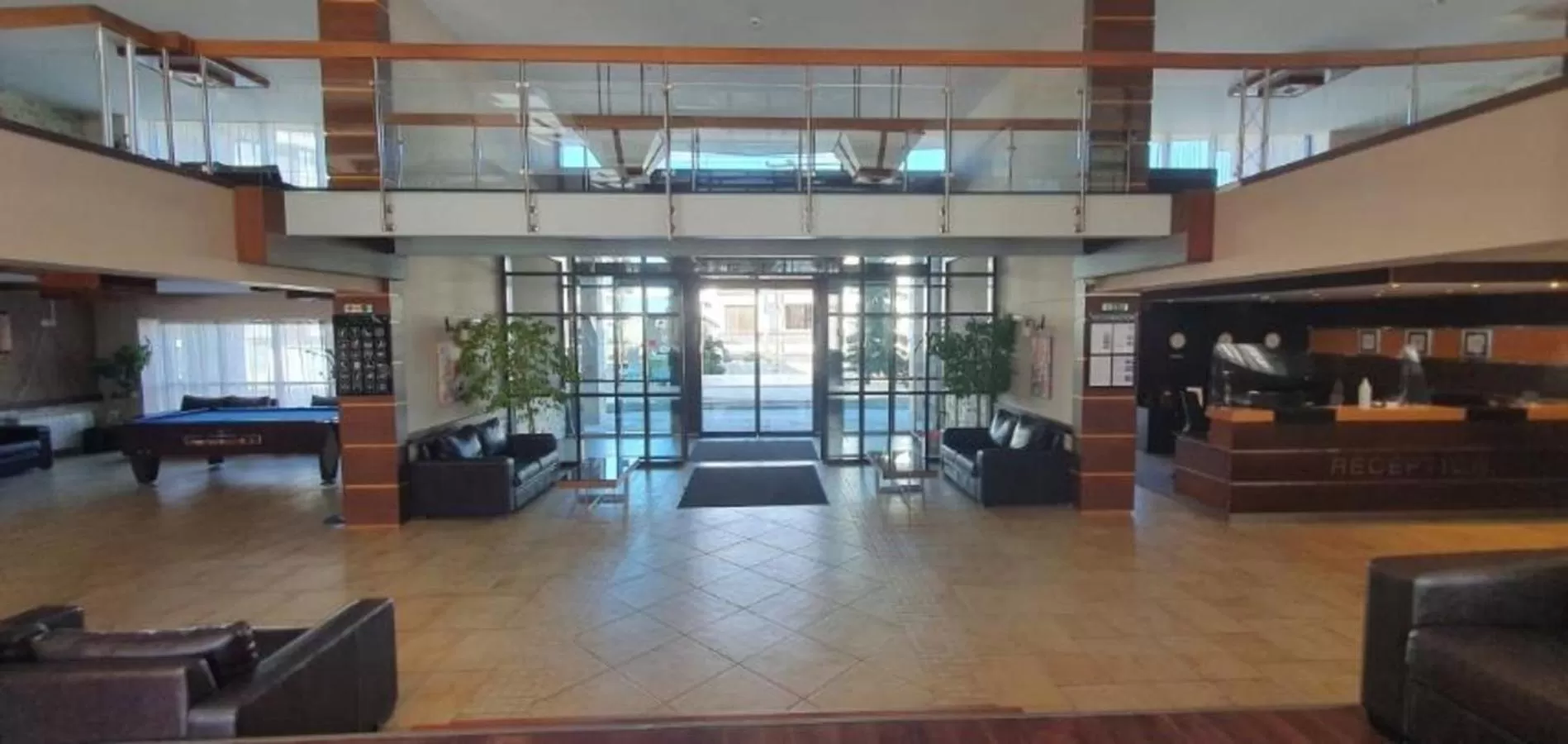 Restaurant/places to eat in Terra Hotel