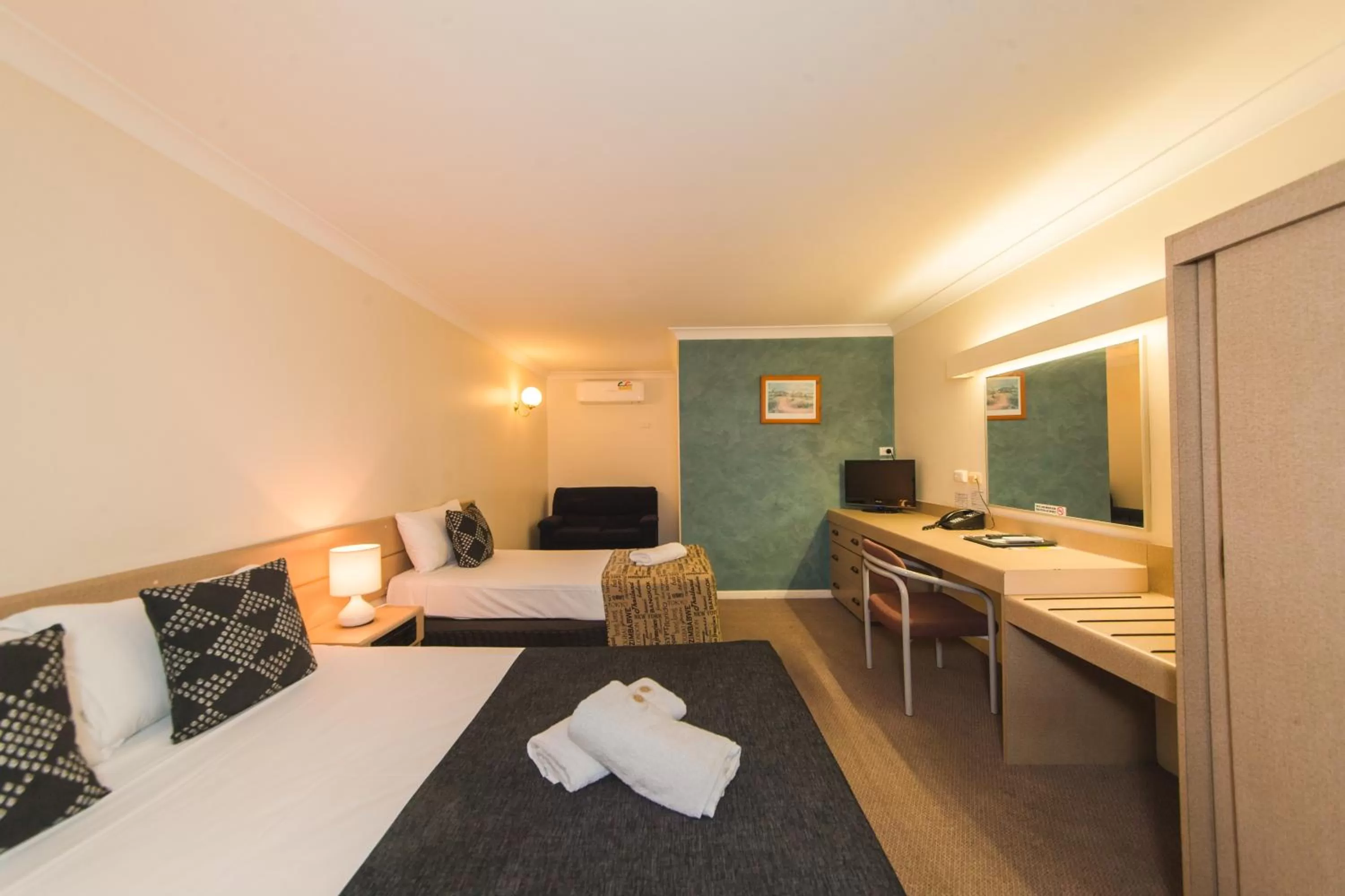 Bed in Hampton Villa Motel