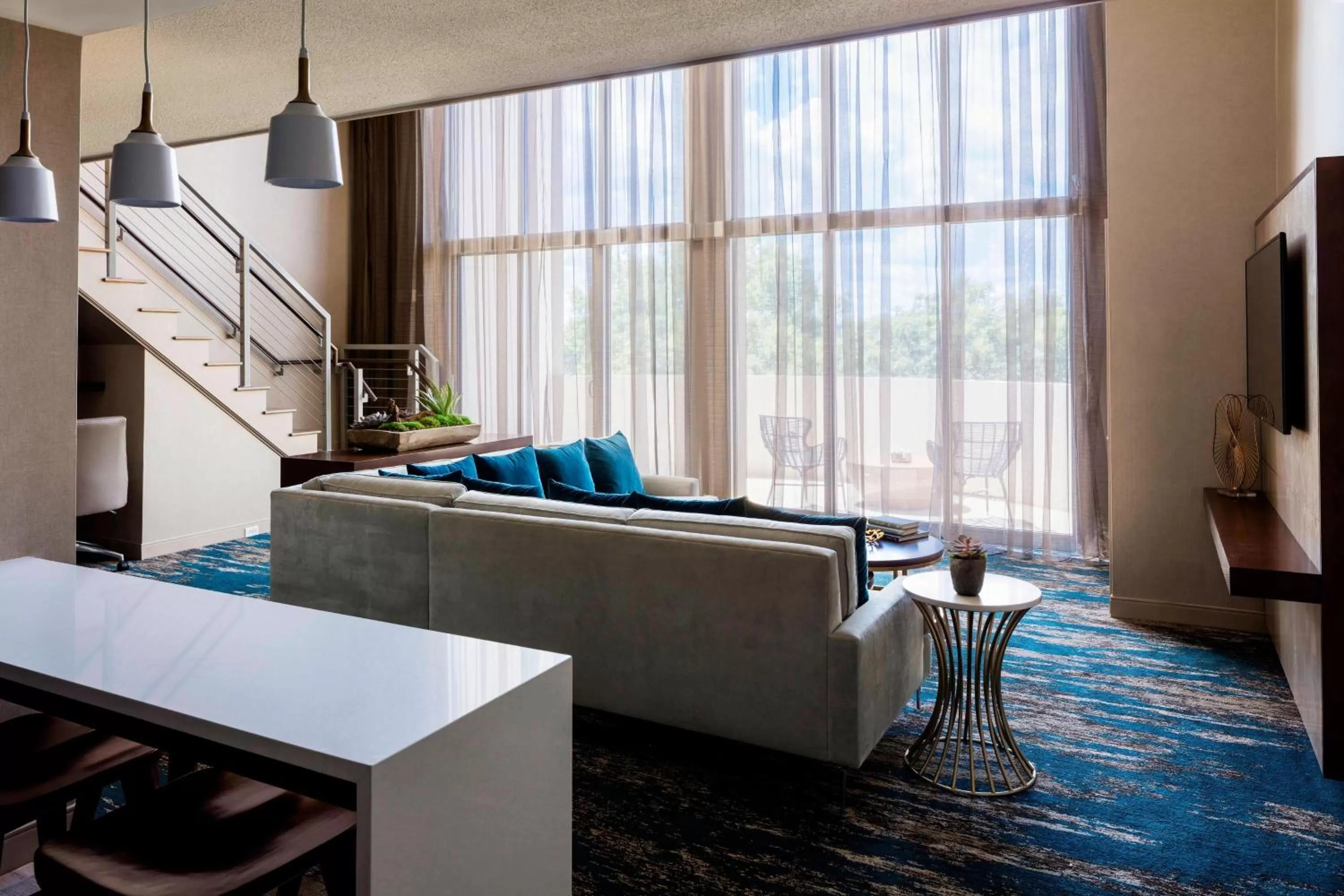 Living room in Boston Marriott Newton