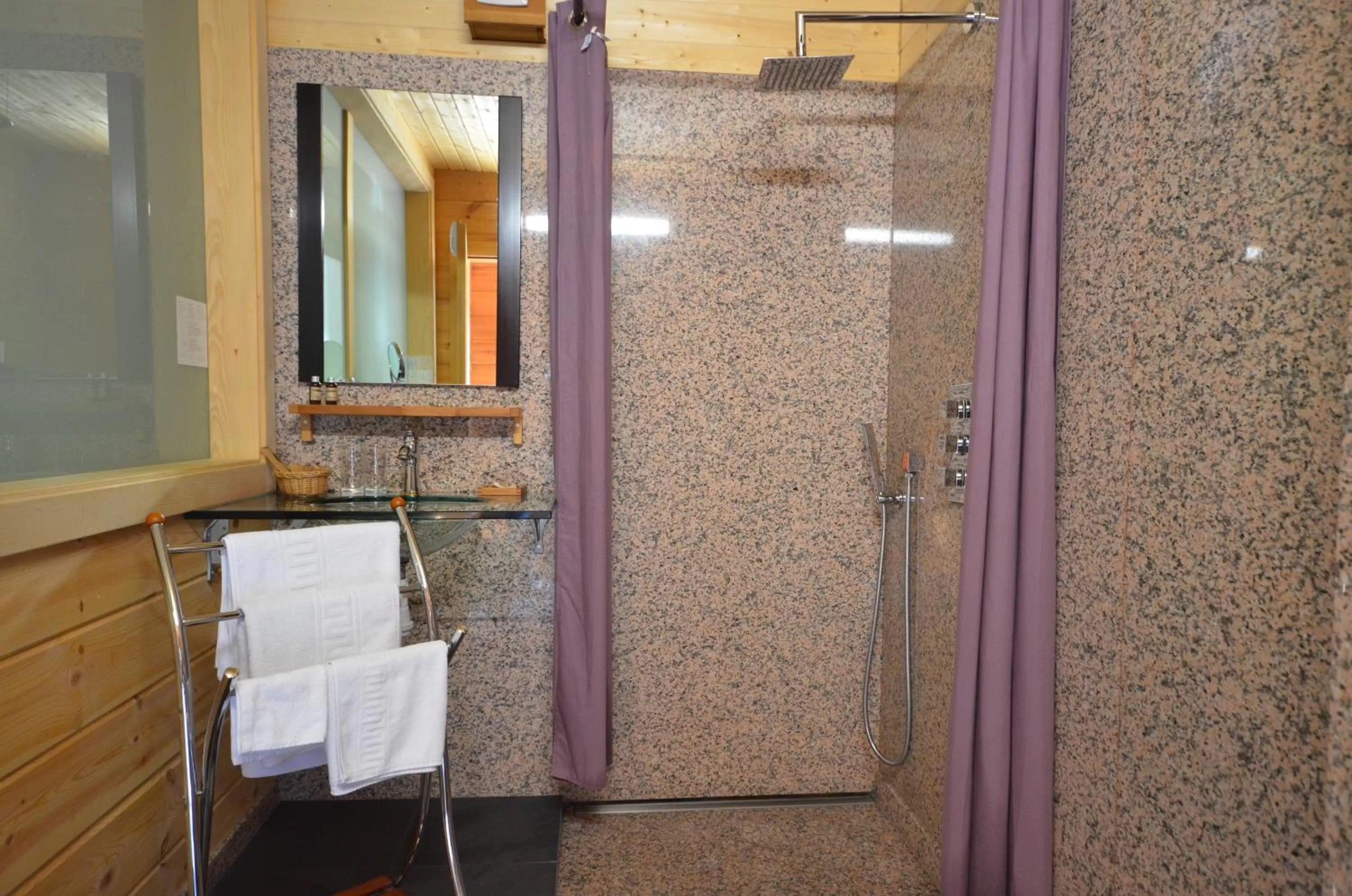 Shower, Bathroom in L'Etable Gourmande