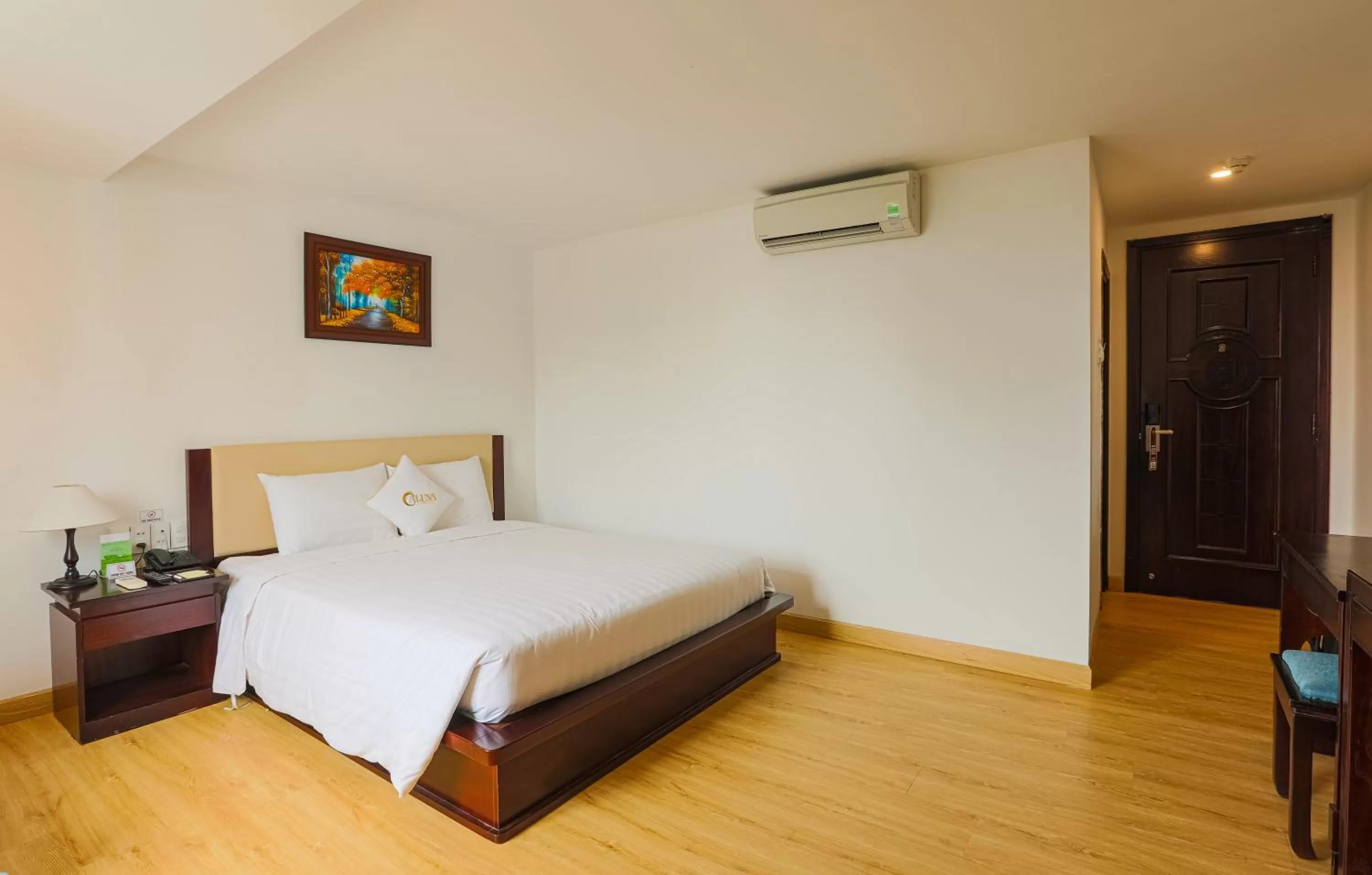 Photo of the whole room, Bed in ALUNA Ben Thanh Hotel