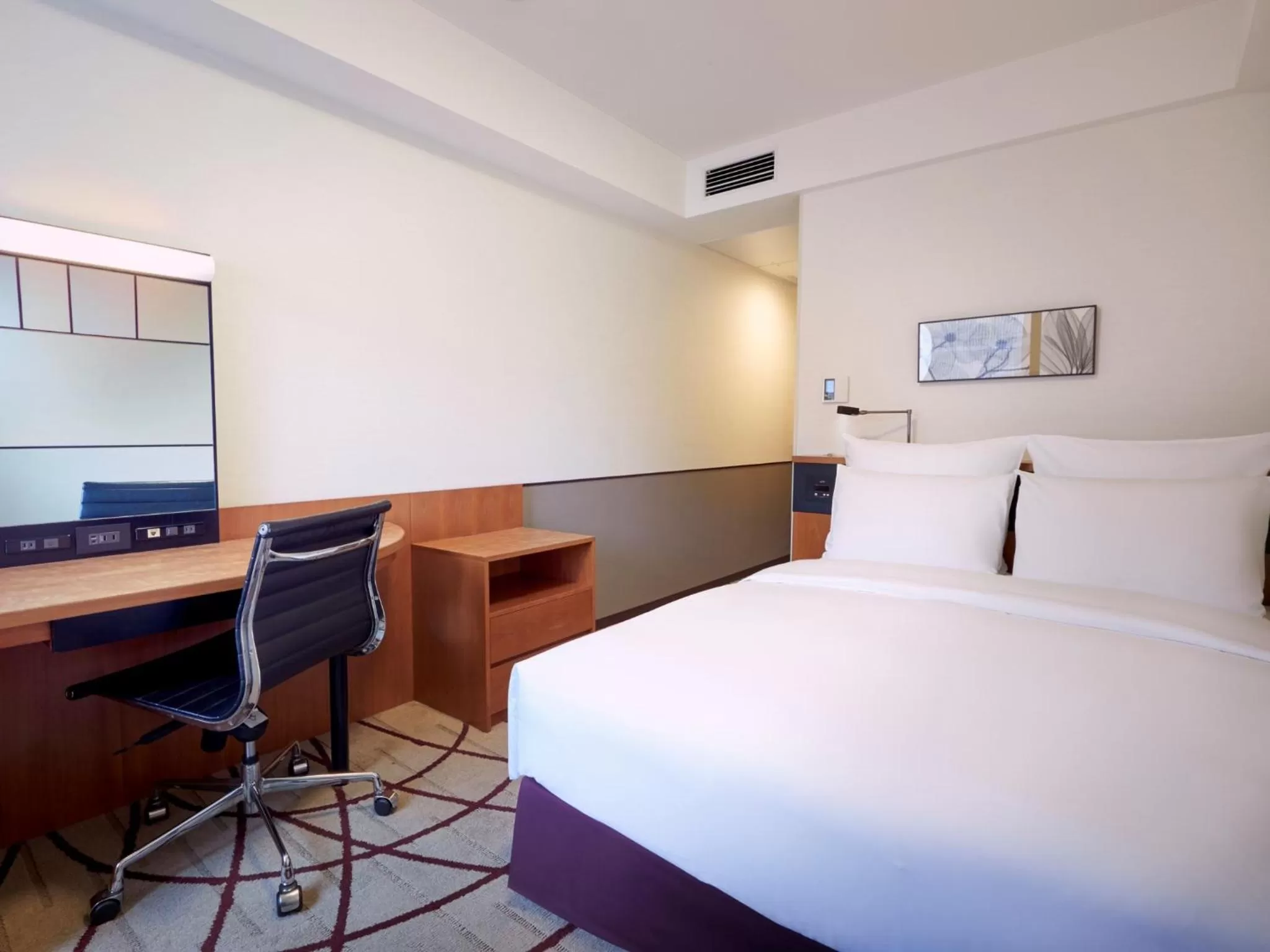 Photo of the whole room in ANA Crowne Plaza Osaka by IHG