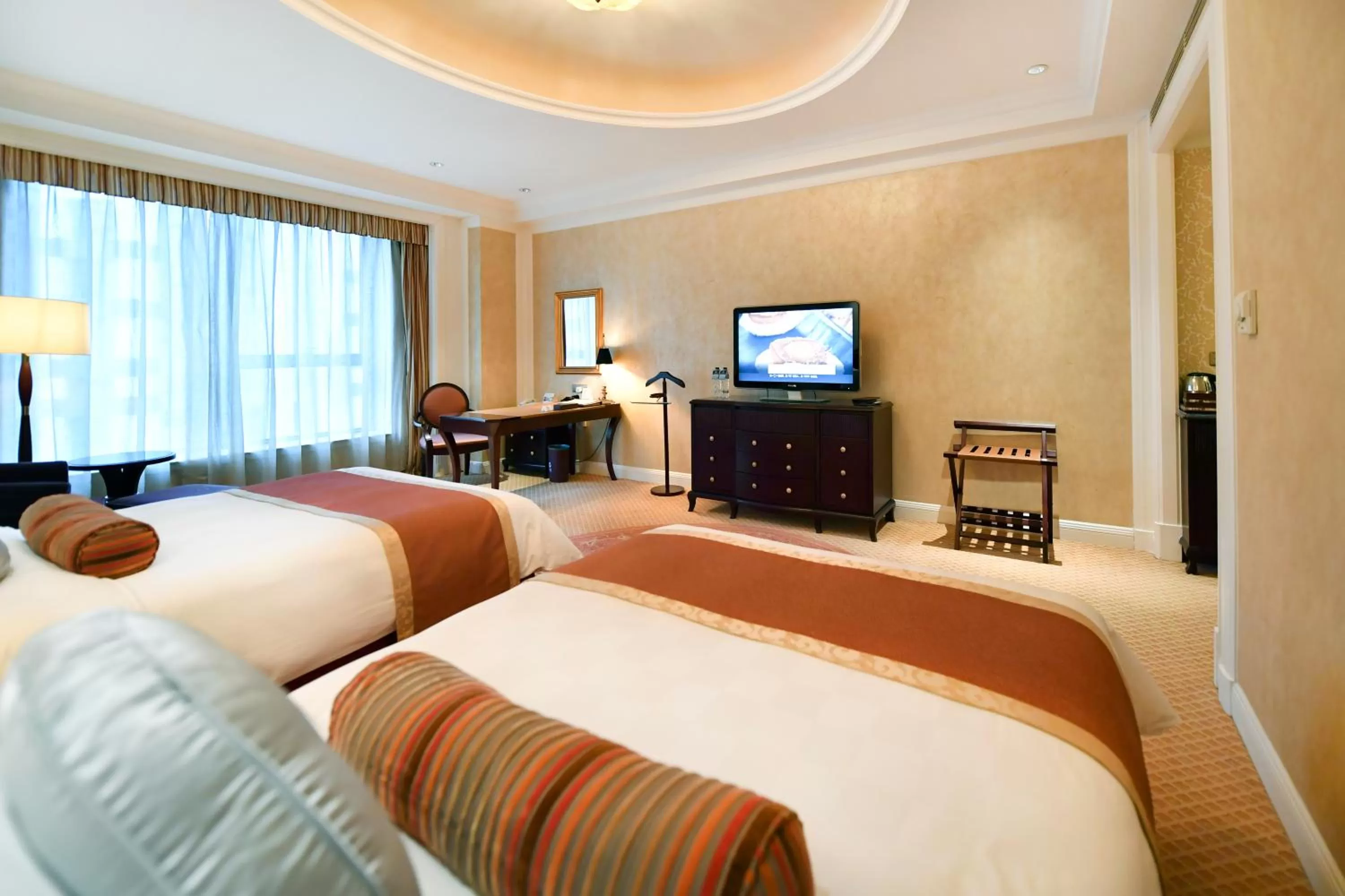 Photo of the whole room, Bed in Grand Central Hotel Shanghai - Nanjing Road