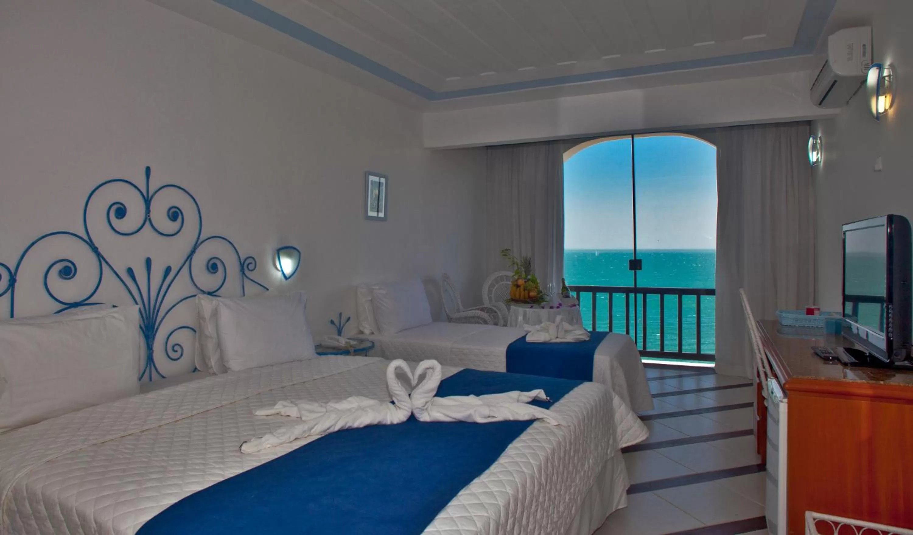 Photo of the whole room, Bed in Colonna Park Hotel