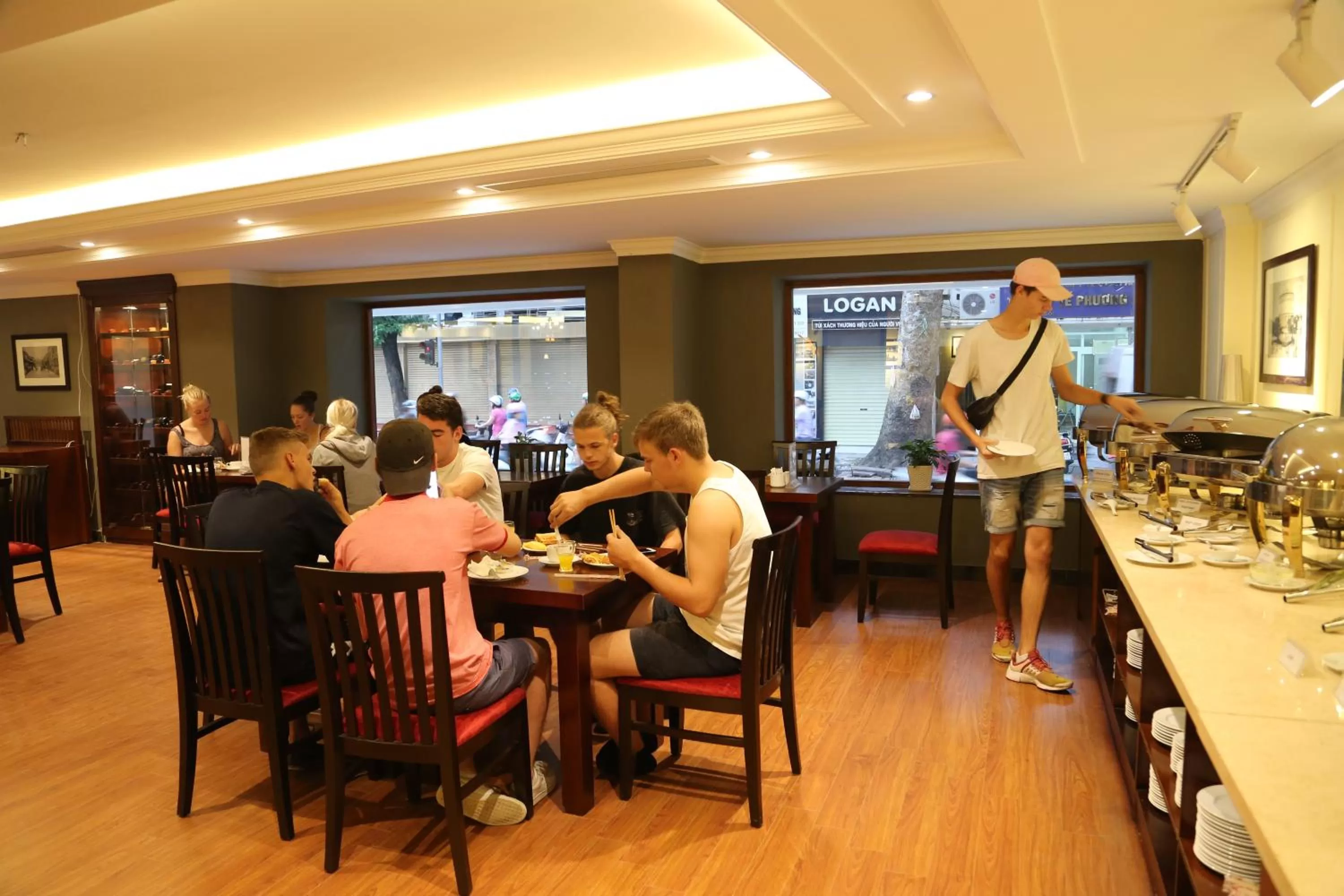 Restaurant/Places to Eat in Mon Regency Hotel