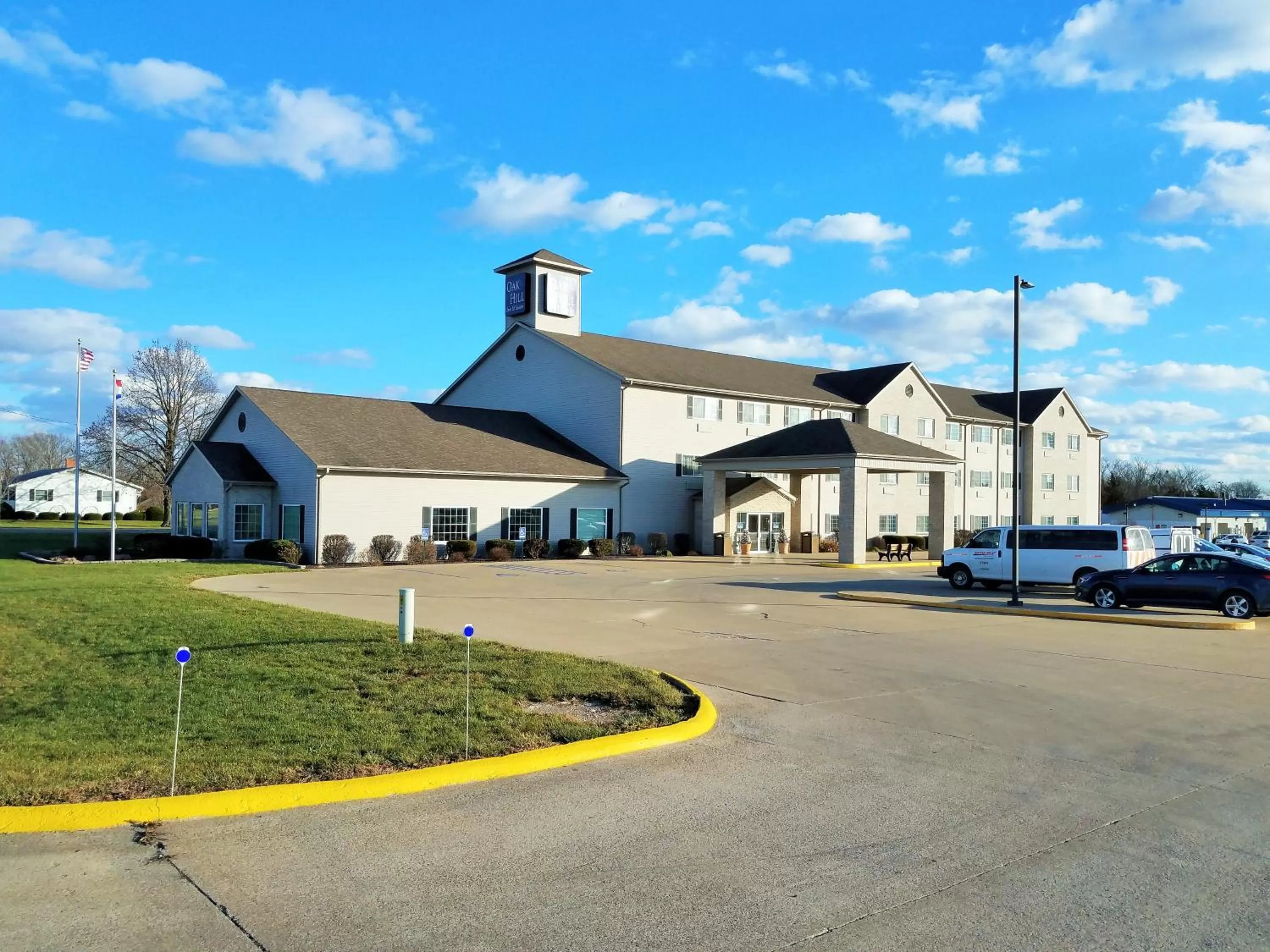 Property building in Oak Hill Inn & Suites