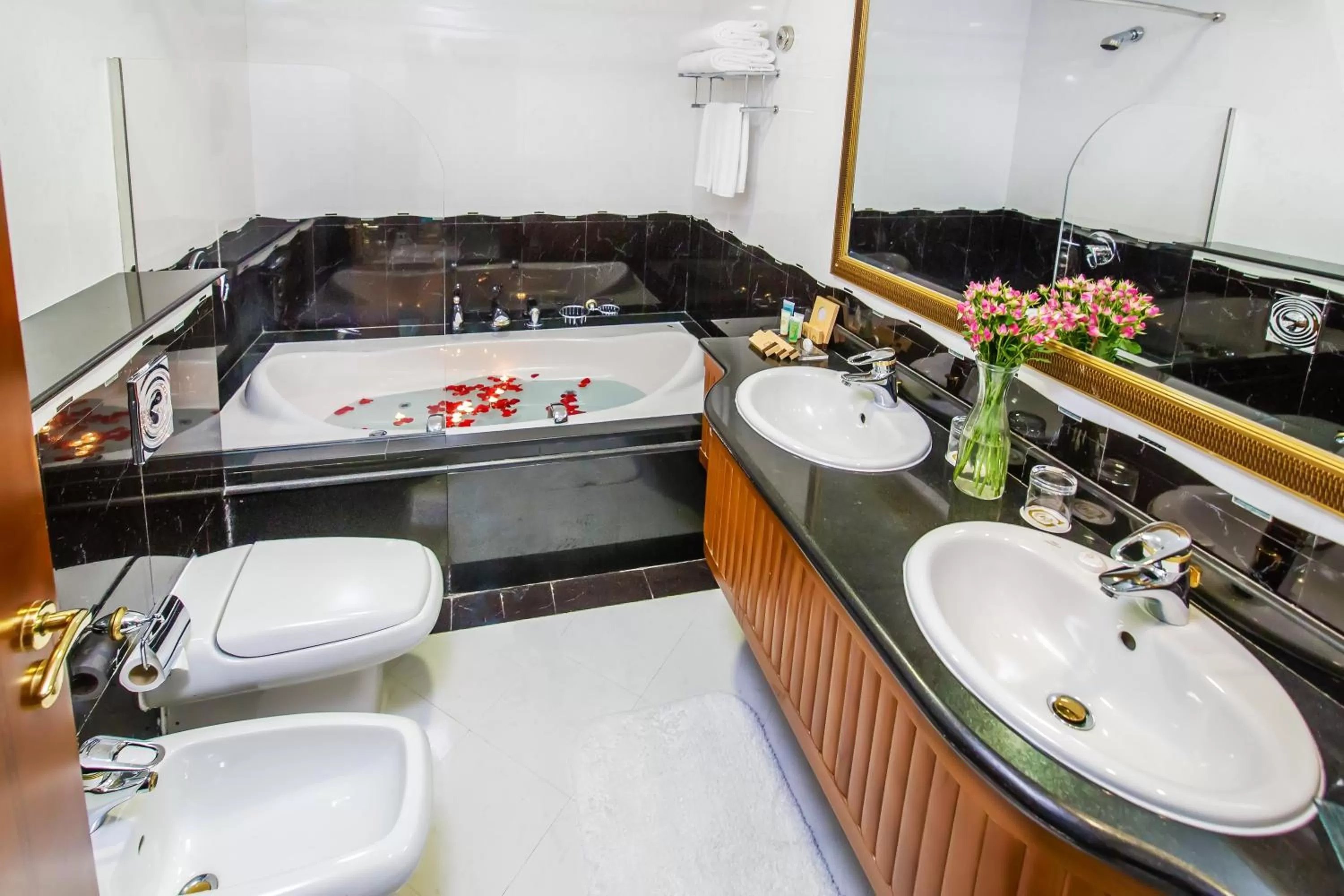 Shower in Grand Excelsior Hotel Bur Dubai