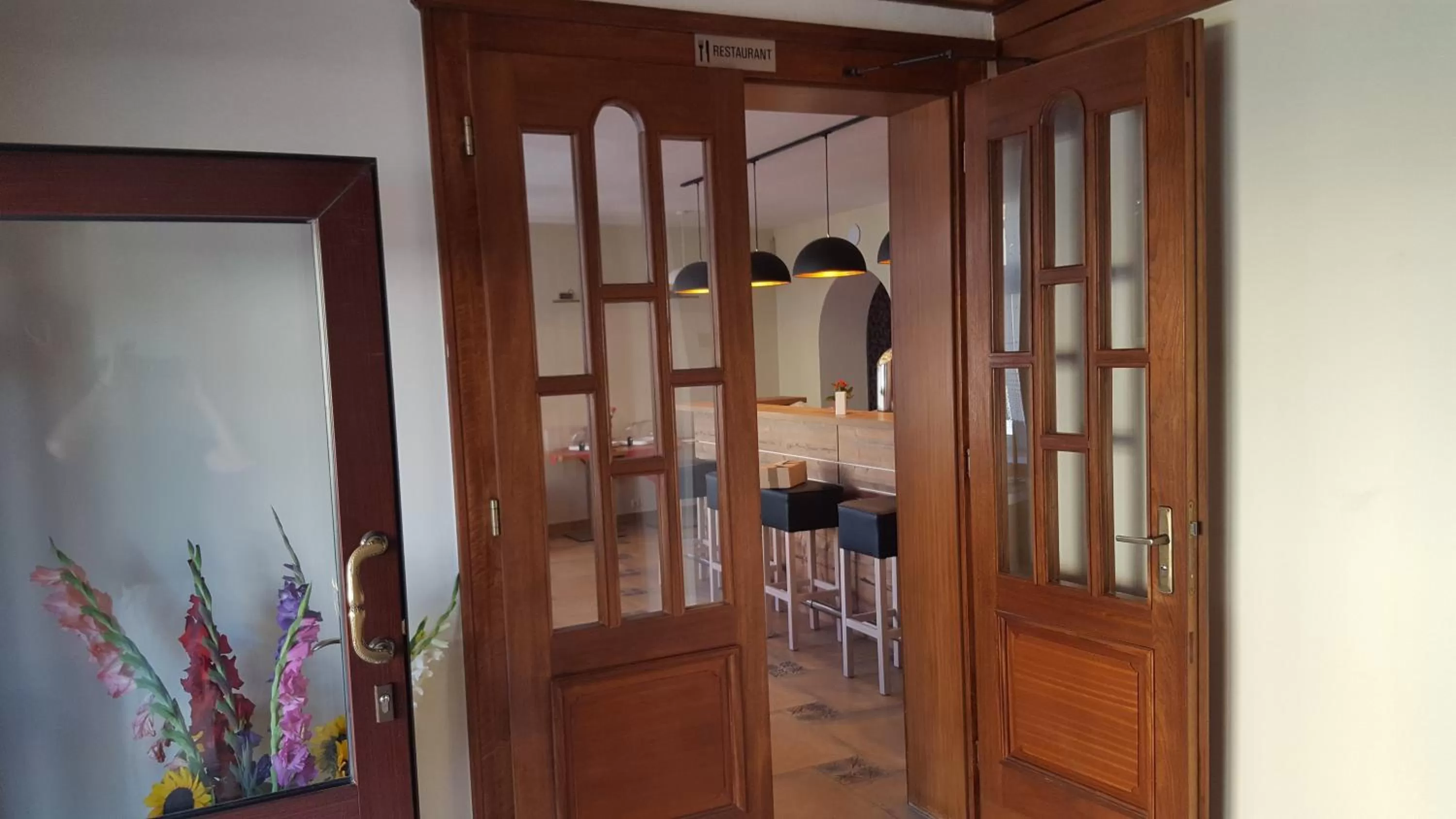 Restaurant/places to eat in Novel Hotel