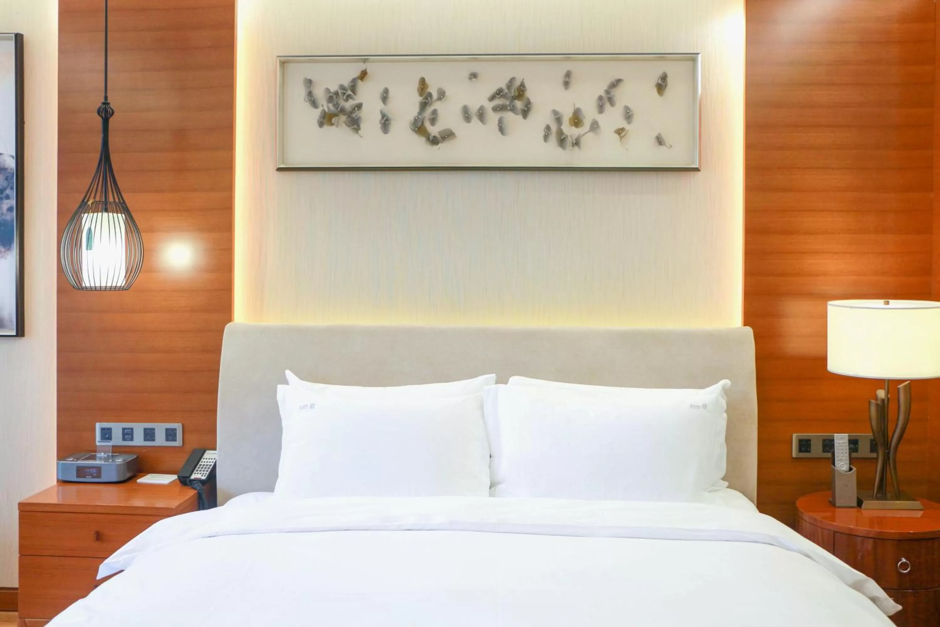 Photo of the whole room, Bed in Holiday Inn Nanjing Xuanwu Lake by IHG