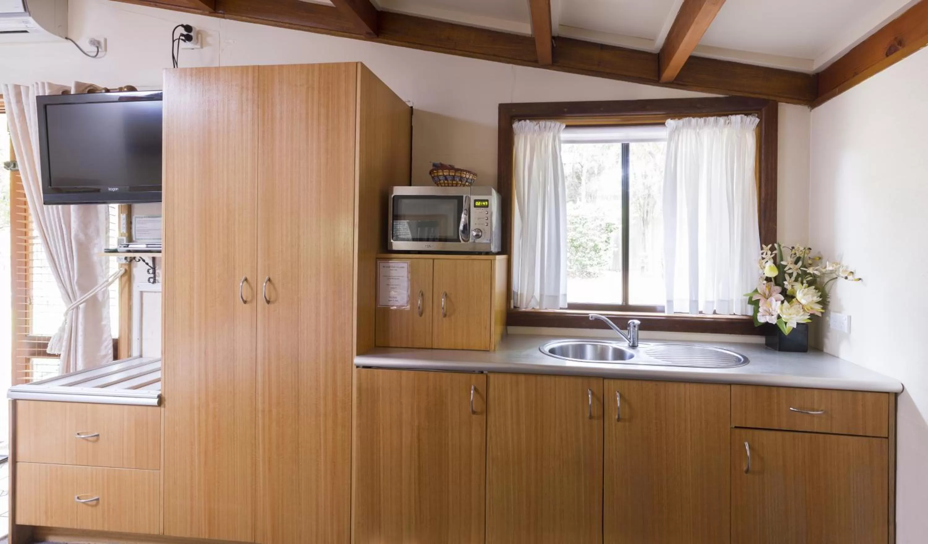 oven in Blackheath Motor Inn