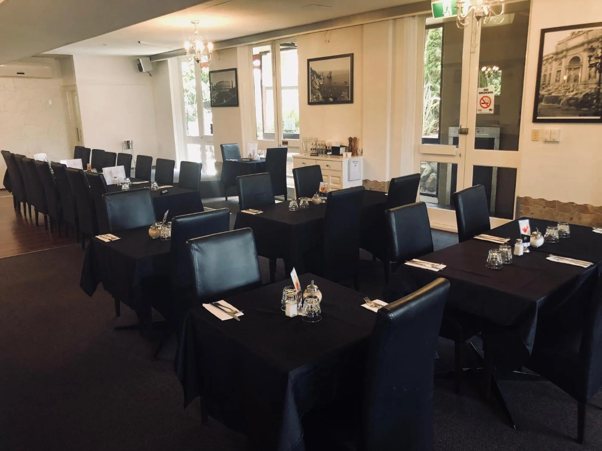 Restaurant/places to eat in Parkdale Motor Inn