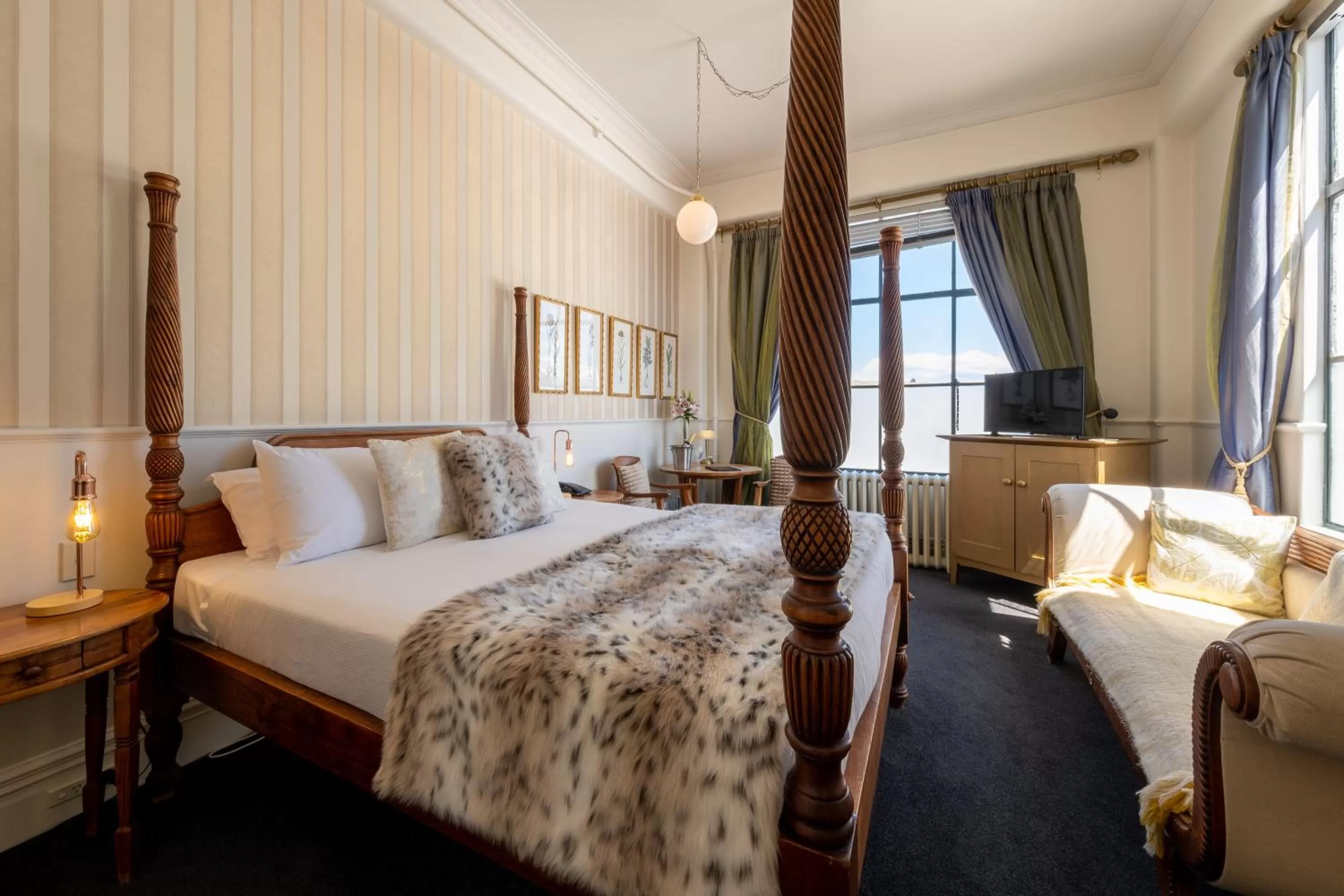 Bedroom, Bed in Hotel D'urville Blenheim