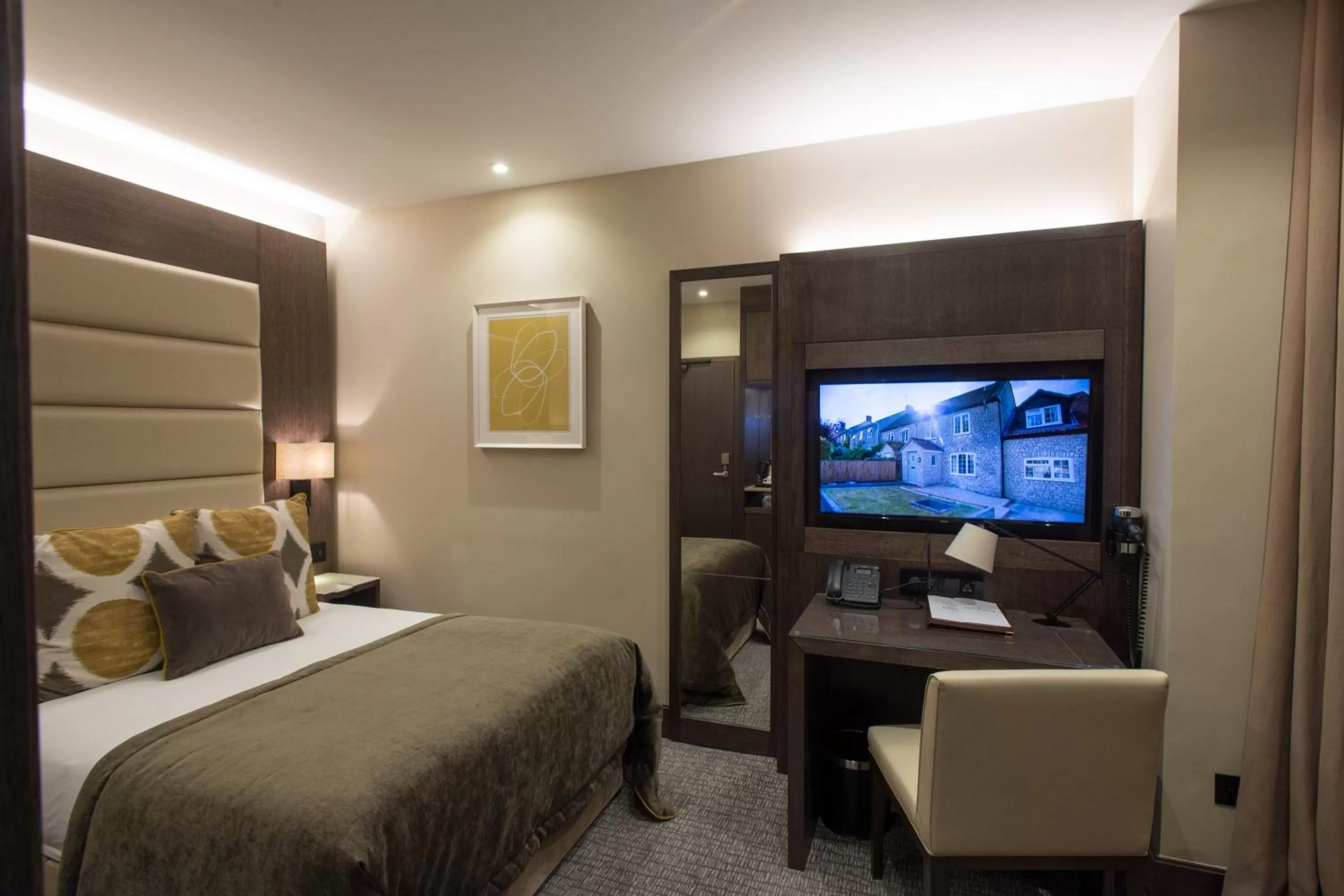 Photo of the whole room, Bed in The Kings Head Hotel