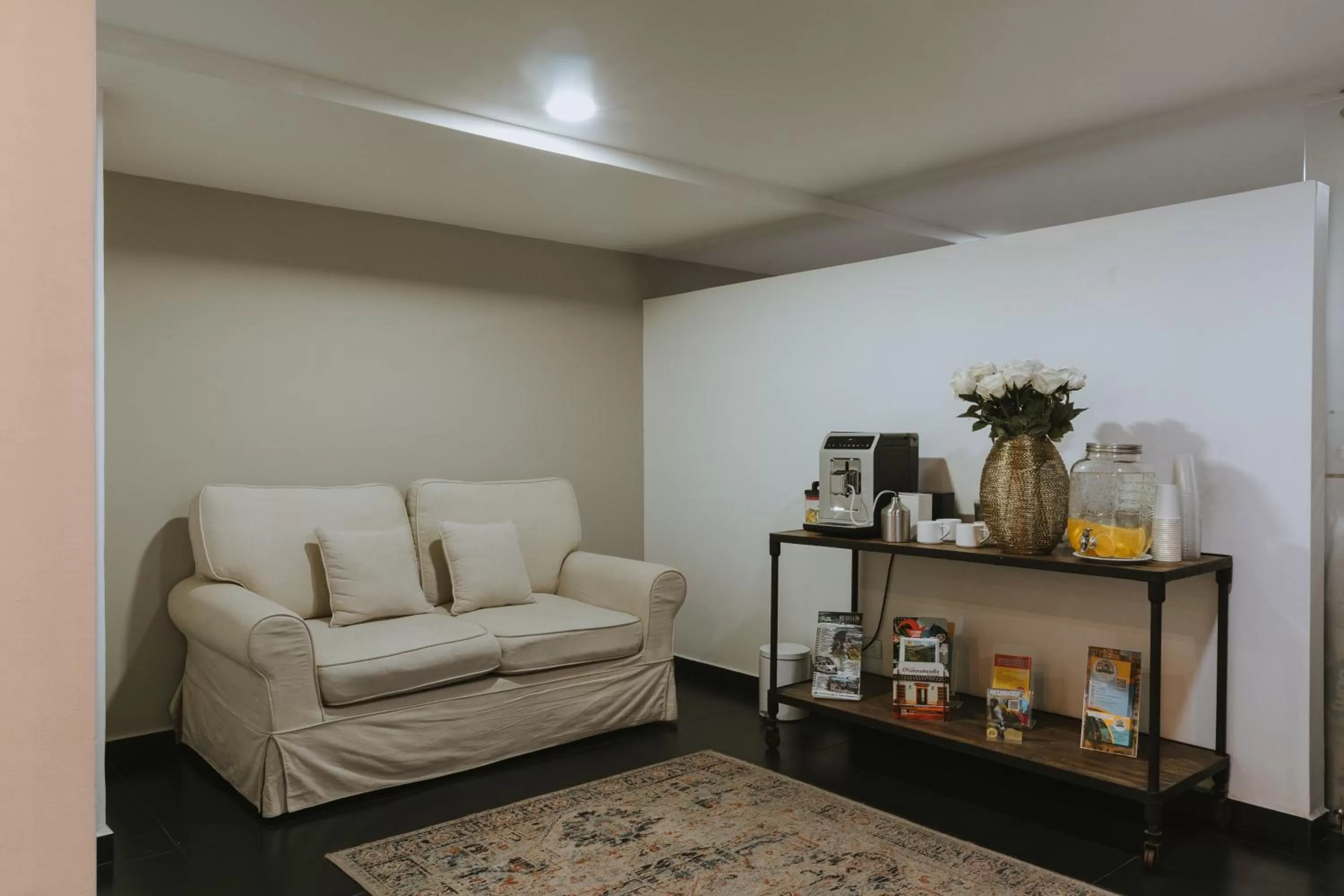 Coffee/tea facilities in Travelers Orange Suites