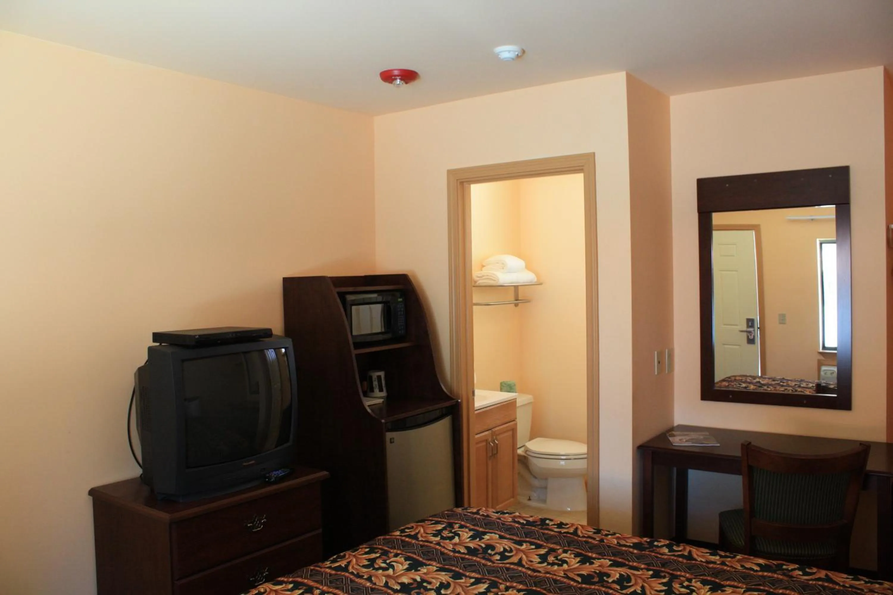 TV and multimedia in Gold Trail Motor Lodge