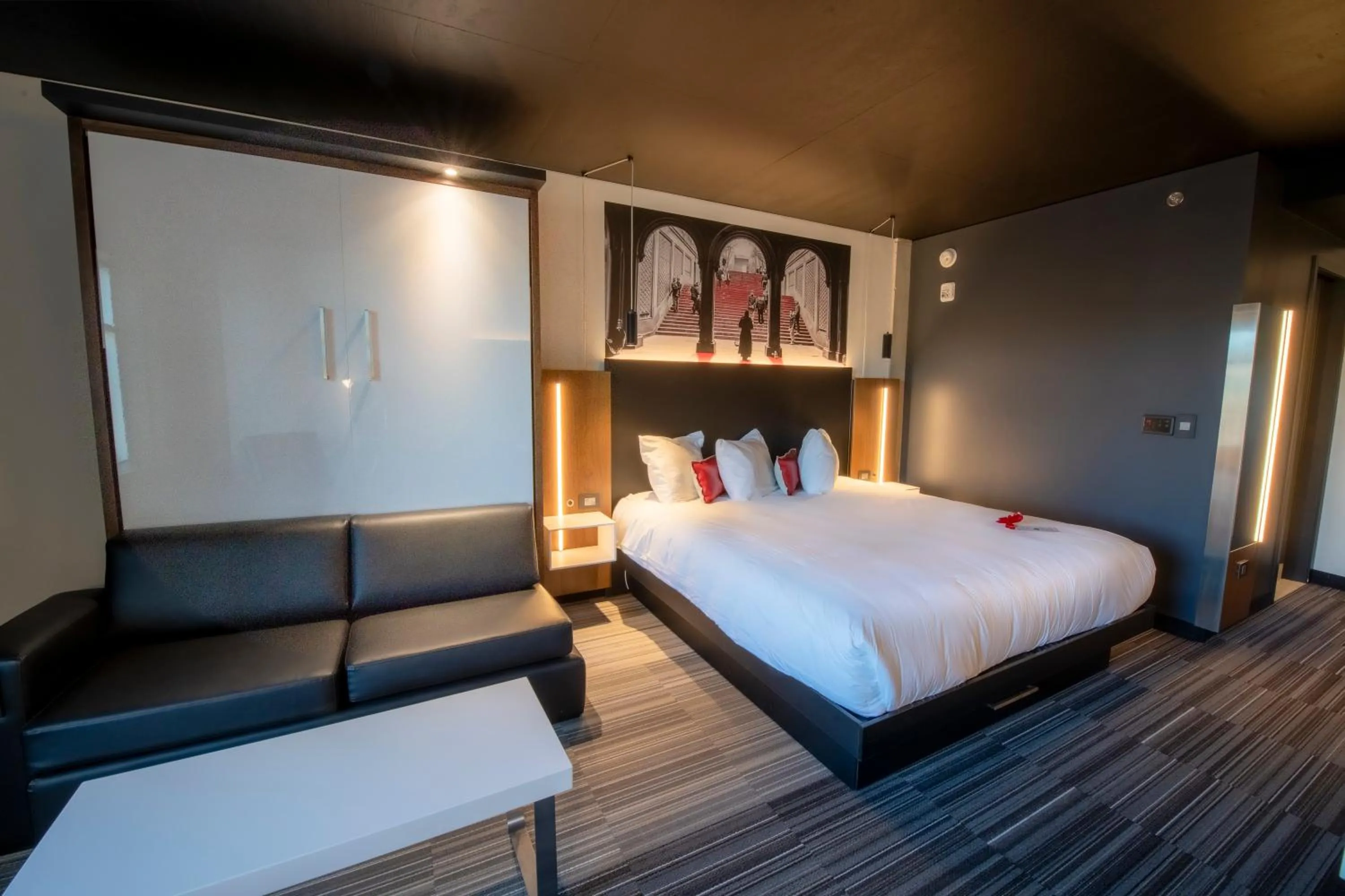 Bed in Grand Times Hotel – Aeroport de Quebec