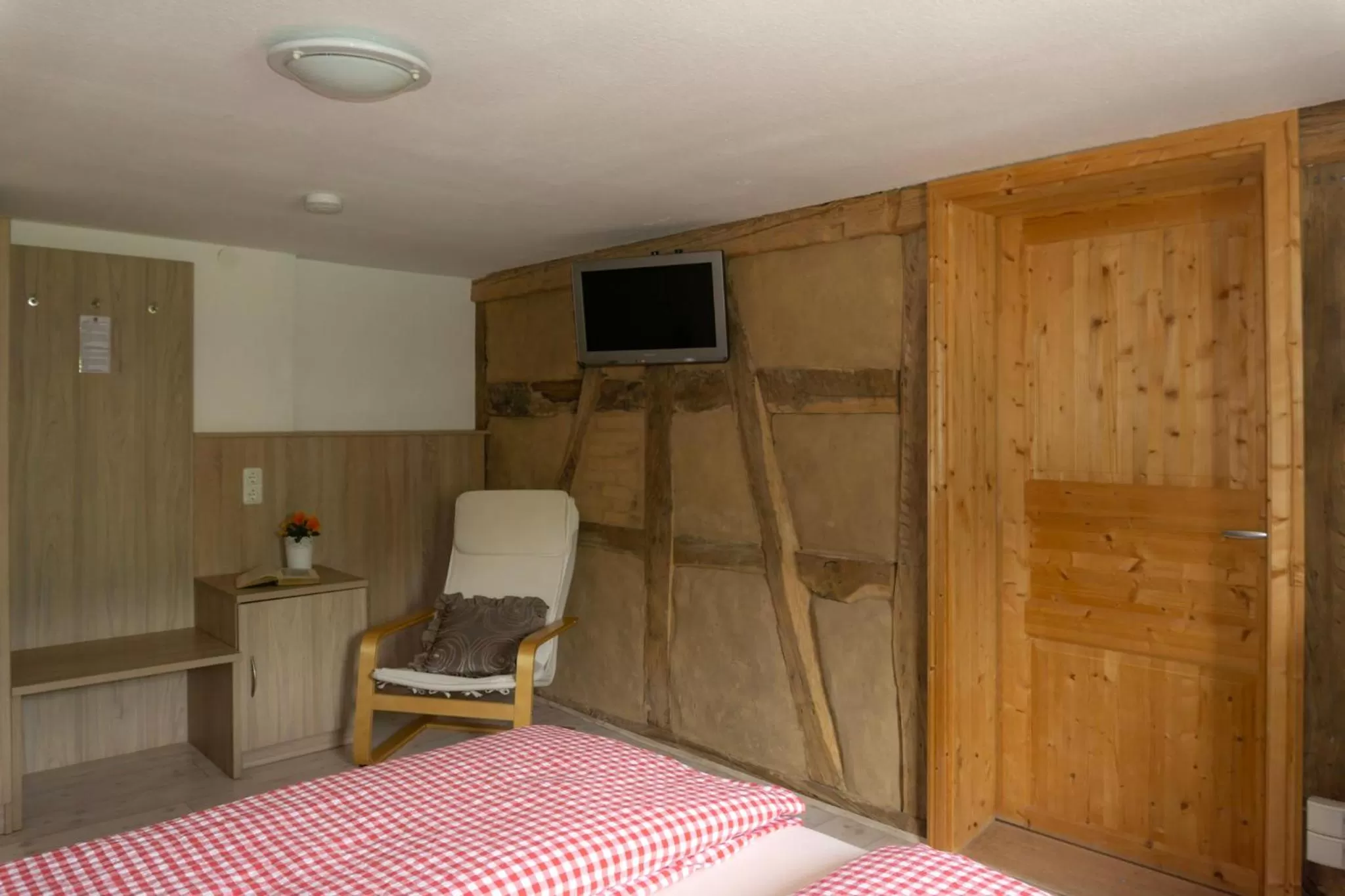 Bed in Naturhotel Holzwurm