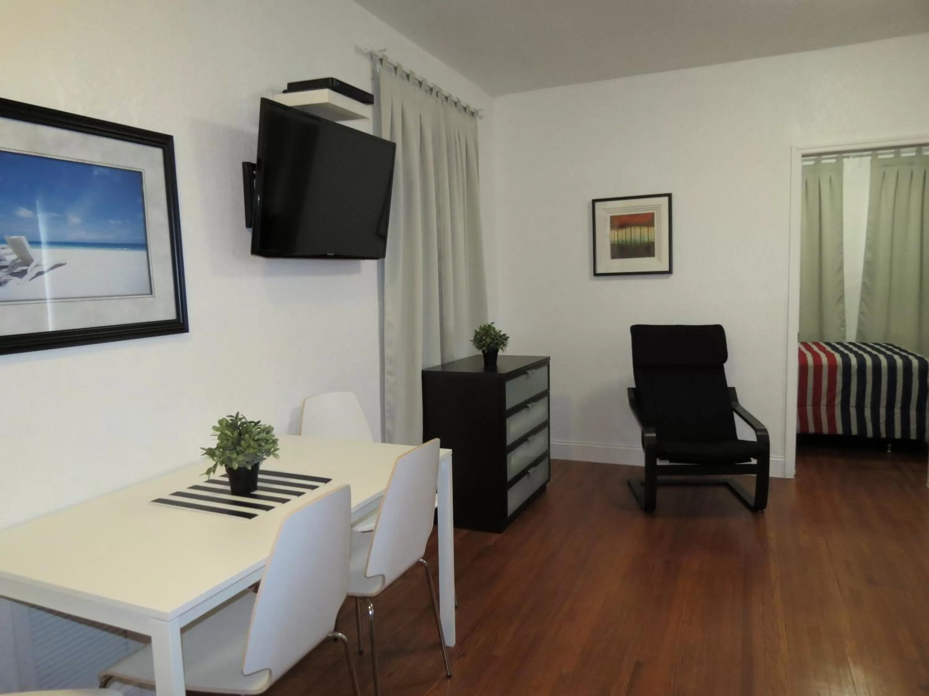 TV and multimedia in Harding Boutique Apartments