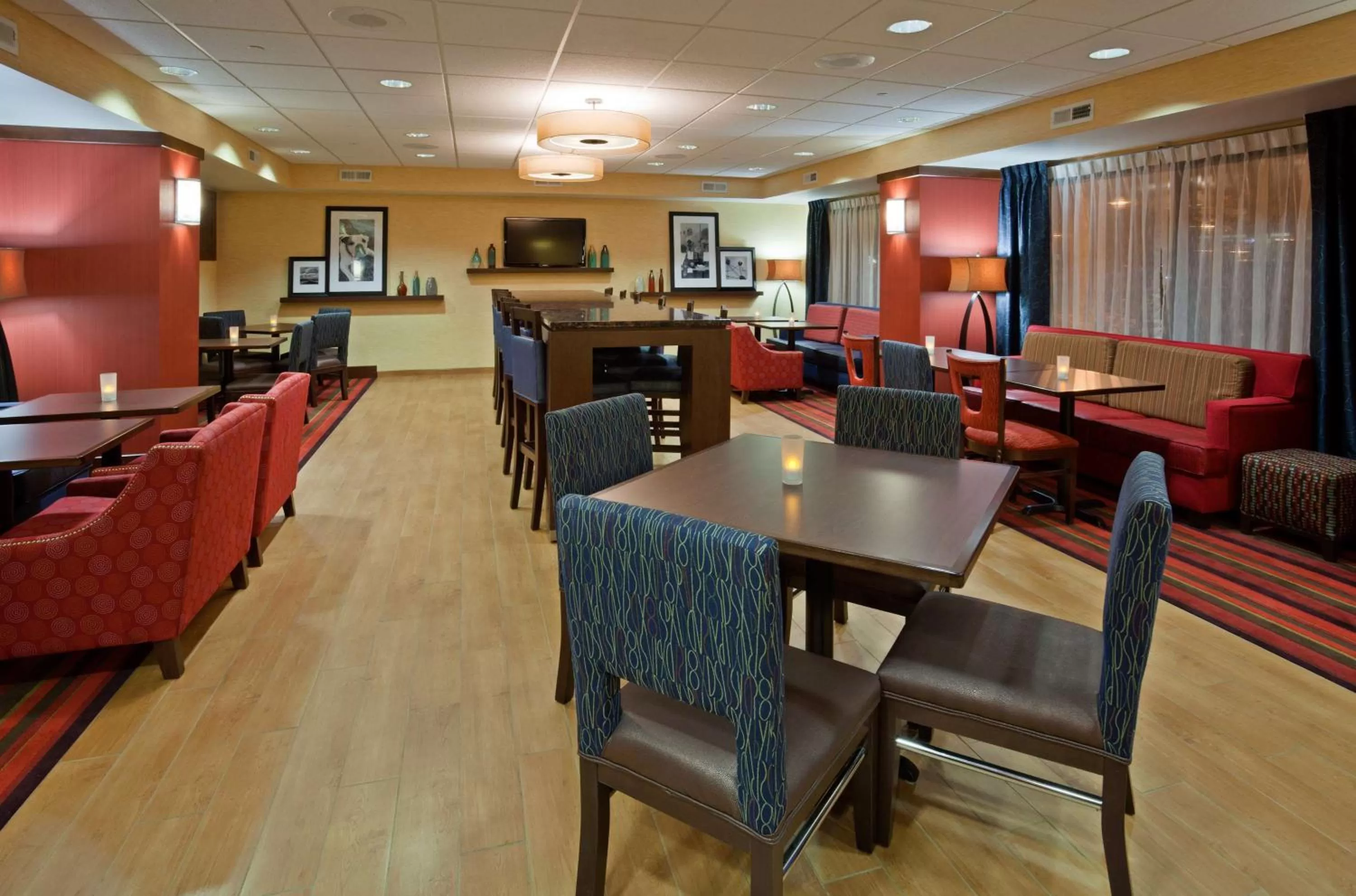 Dining area in Hampton Inn Milwaukee Airport