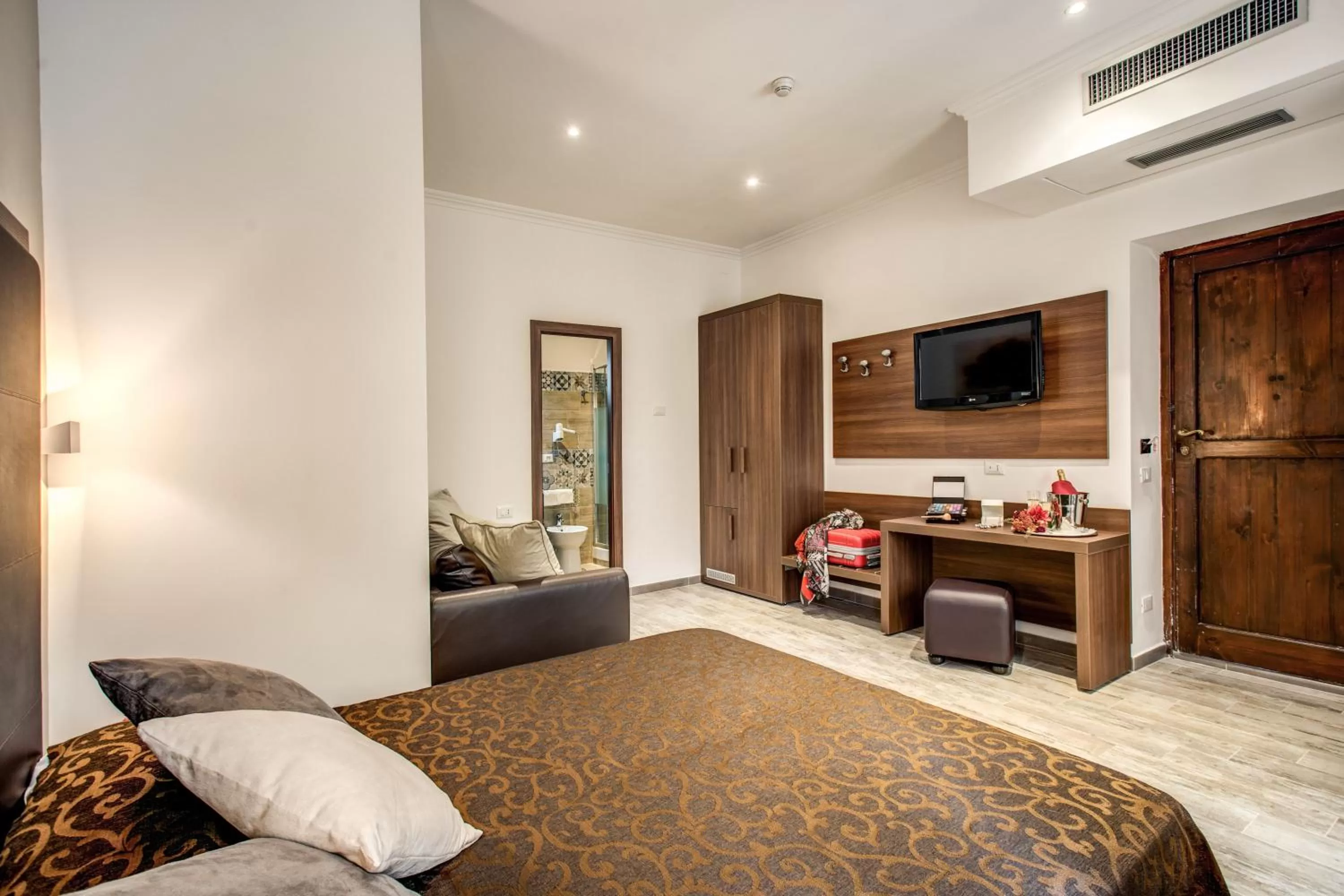 Photo of the whole room, Bed in Rome Garden Hotel