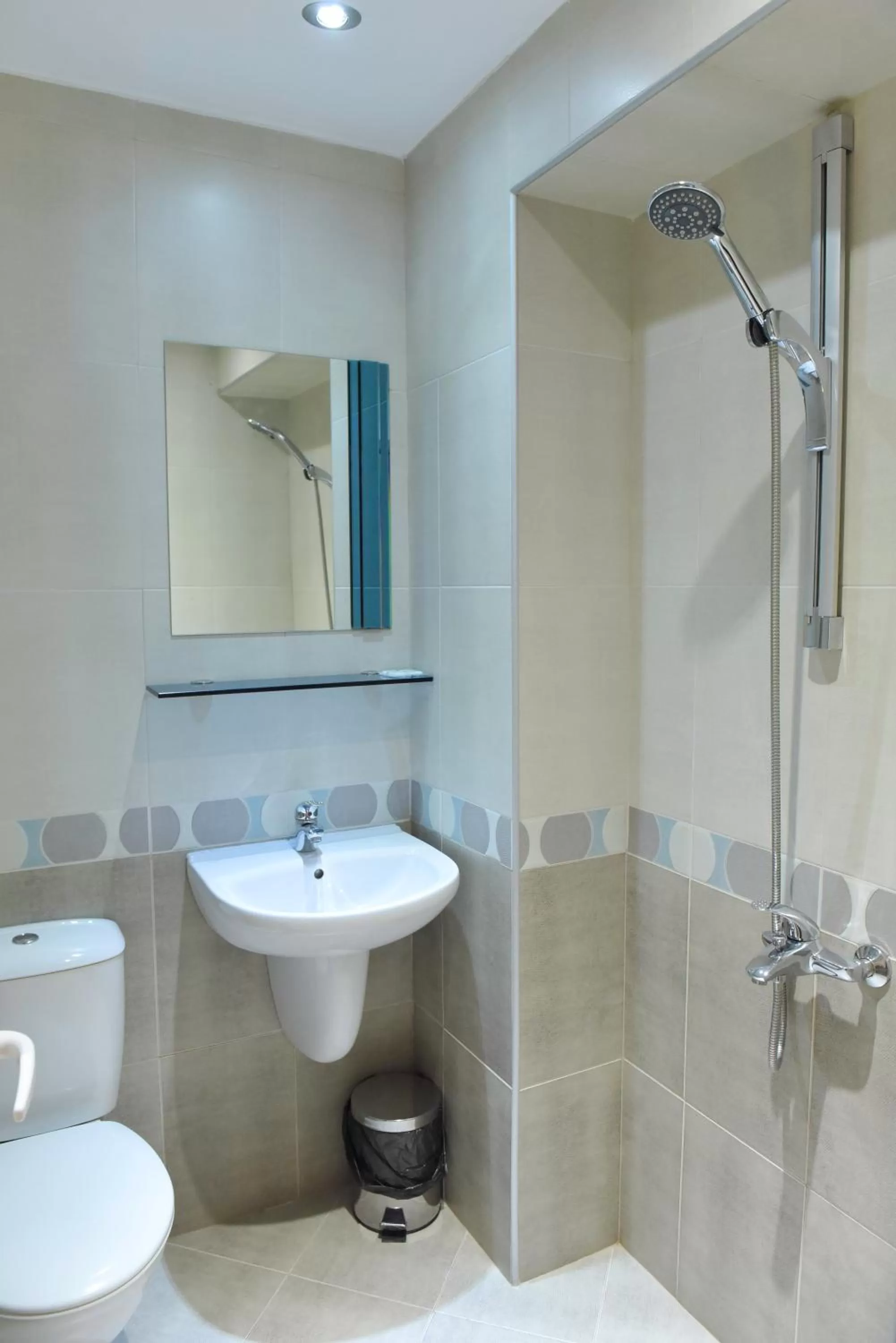 Bathroom in Hotel Rothmans-Breakfast - Free parking - Lobby