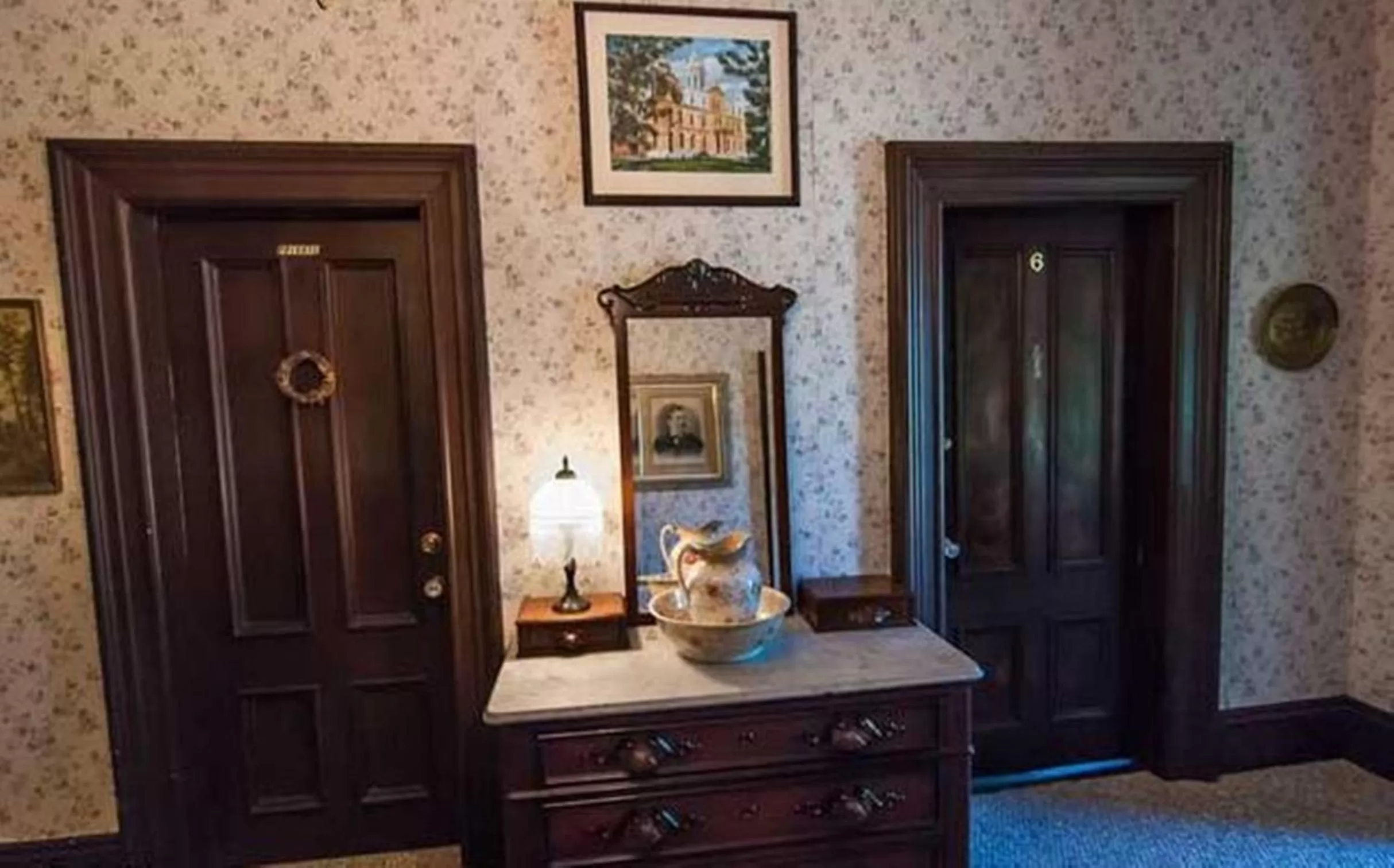 Decorative detail in Carriage House Inn