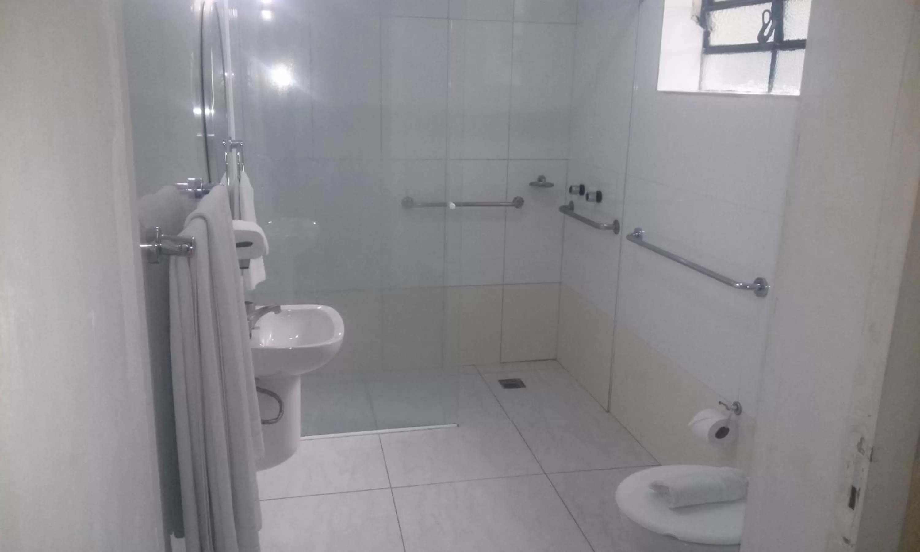 Shower in Hotel Estação Express