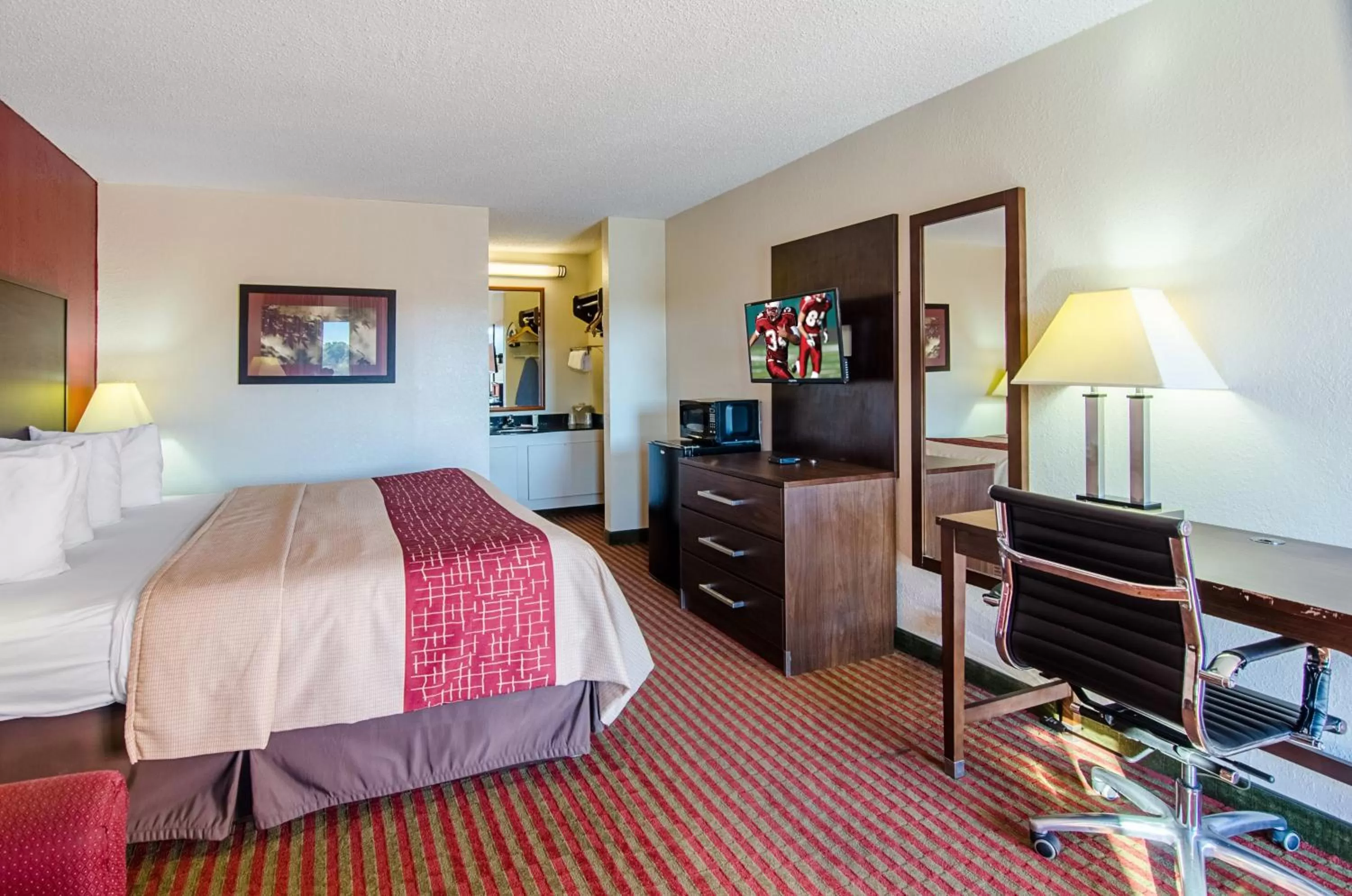Superior King Room - First Floor - Smoking in Red Roof Inn Kingsport