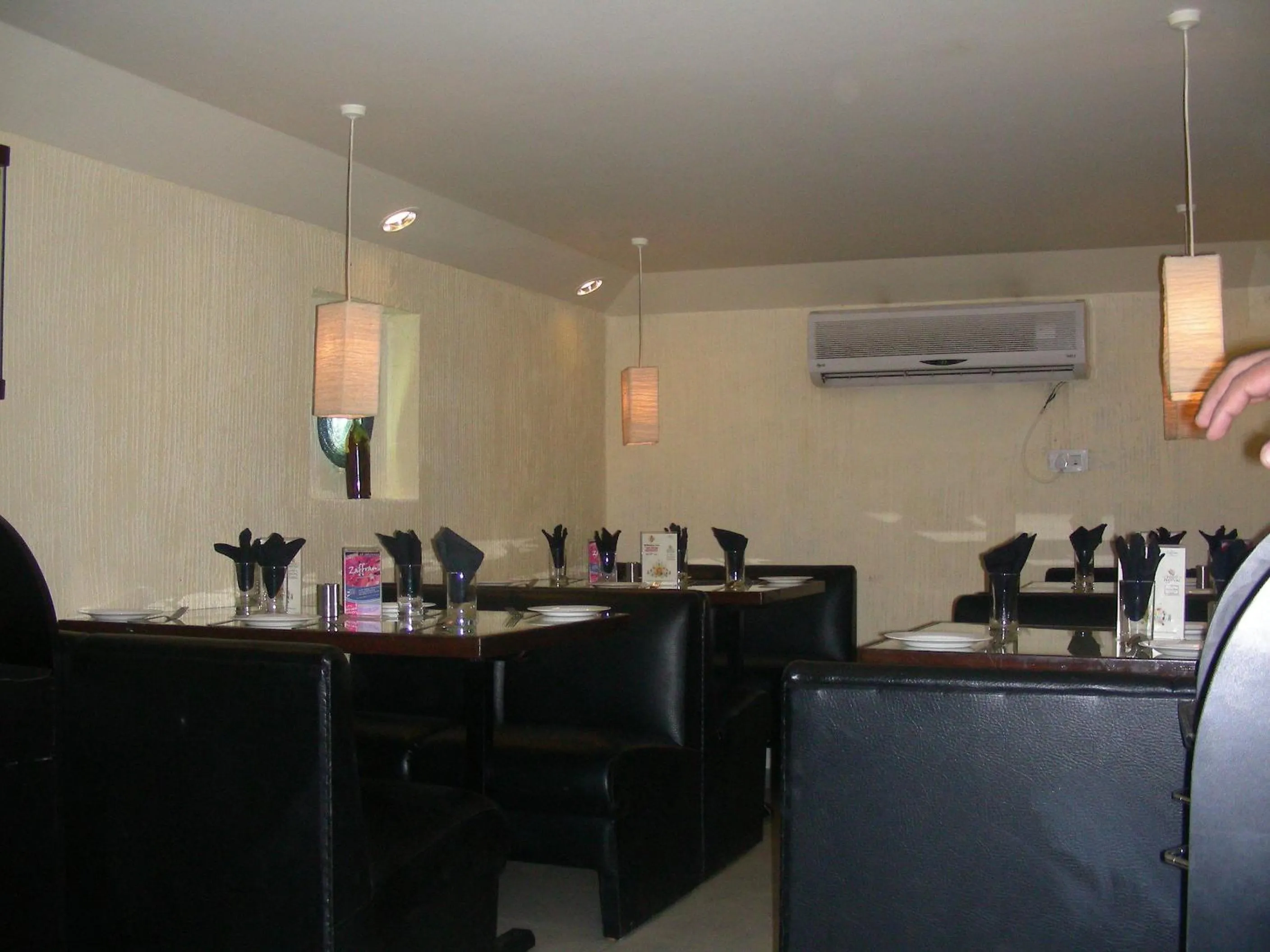 Restaurant/places to eat in Hotel New Bengal