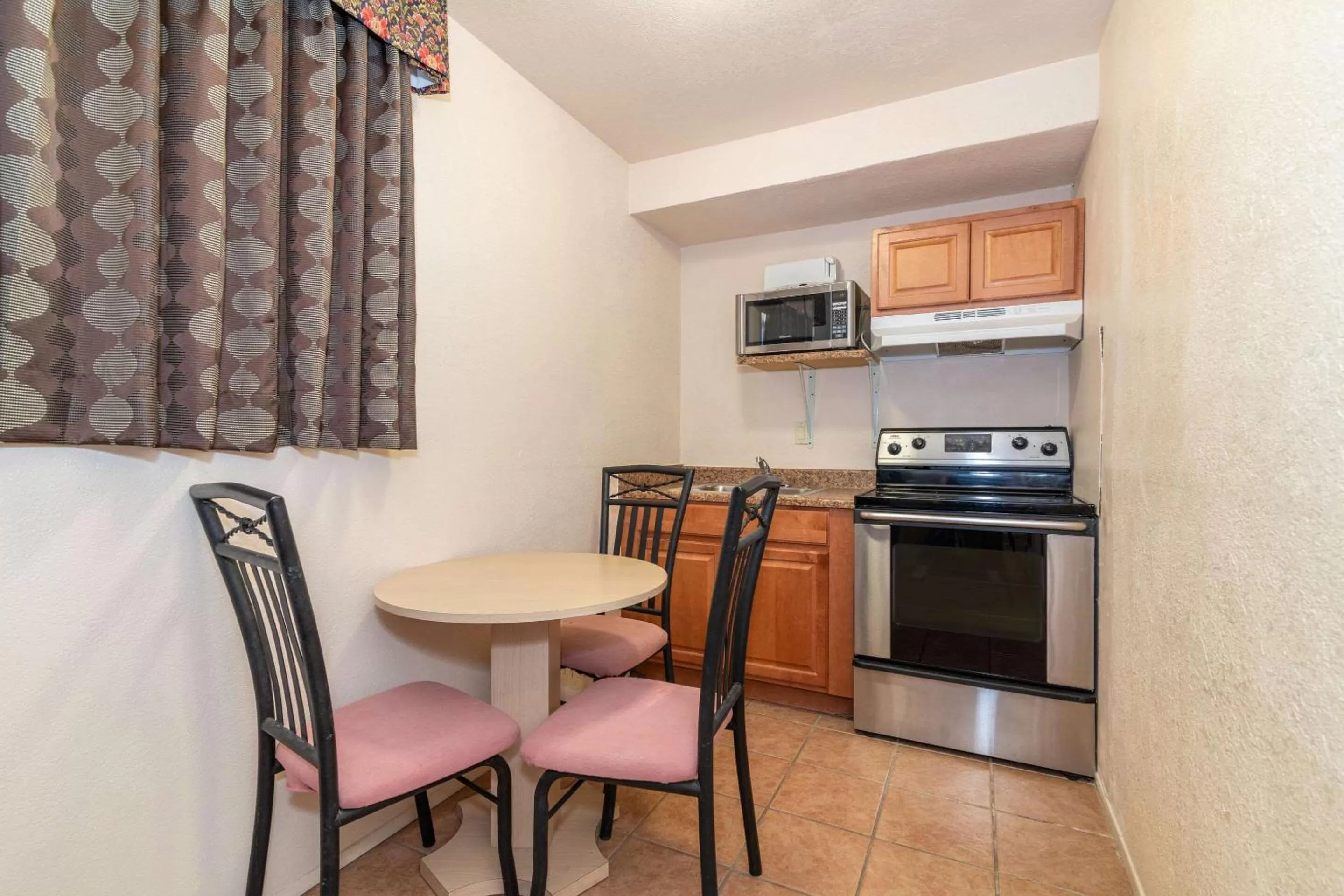 Bedroom in Rodeway Inn On Historic Route 66